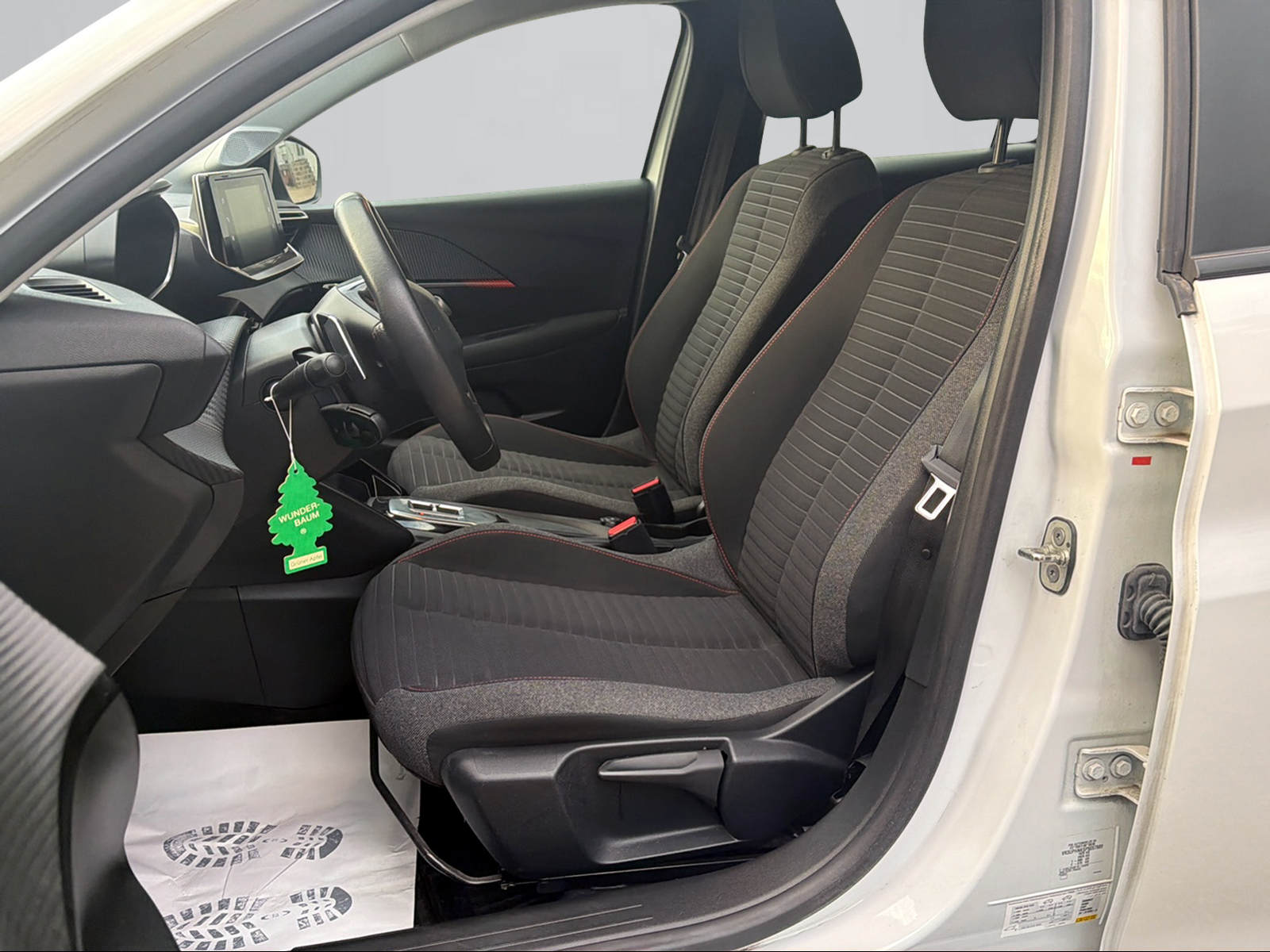 PEUGEOT 208 1.2 PureTech Active Pack EAT8-image-9