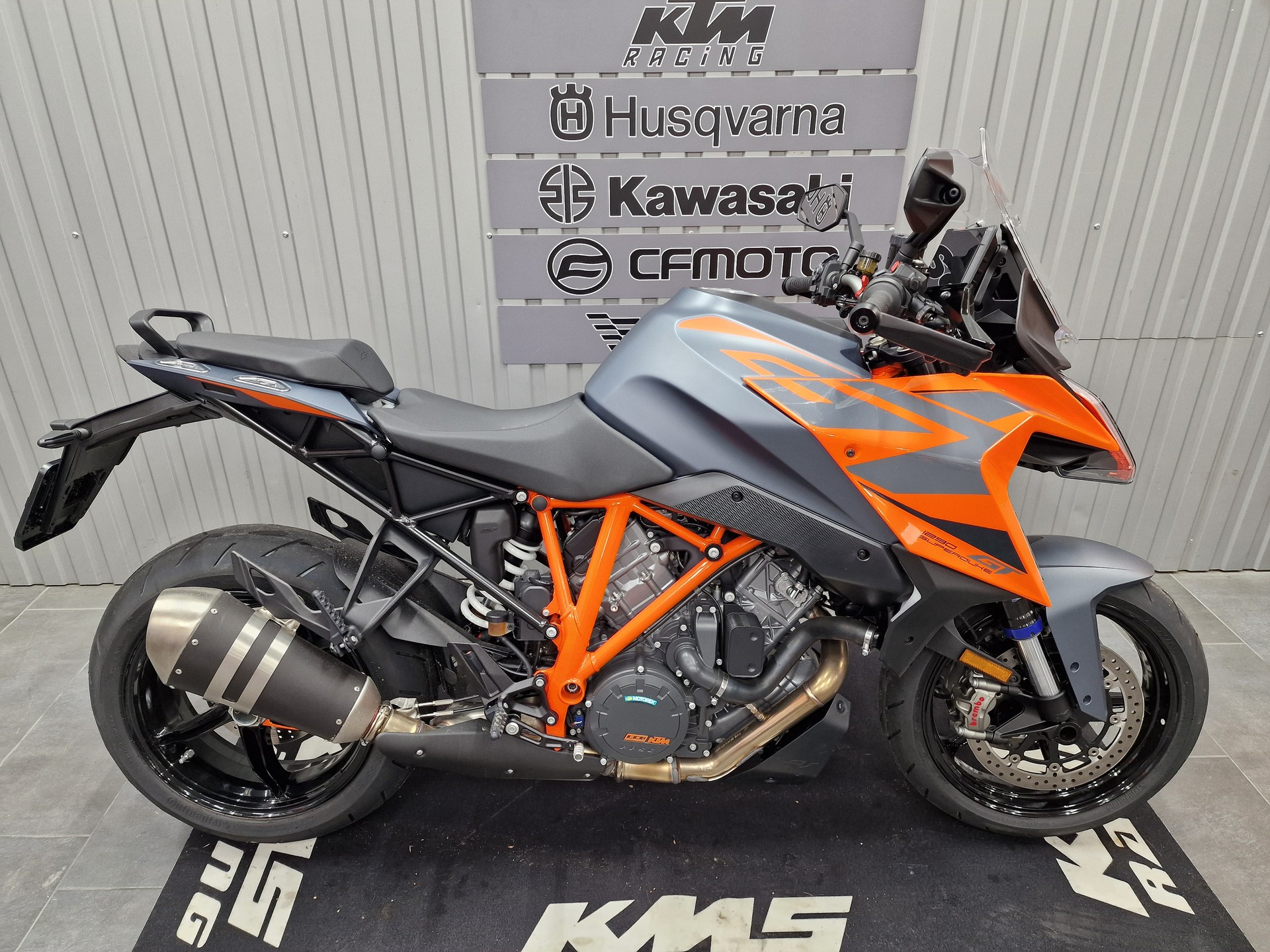 KTM 1290 Super Duke GT-showroom-element-1