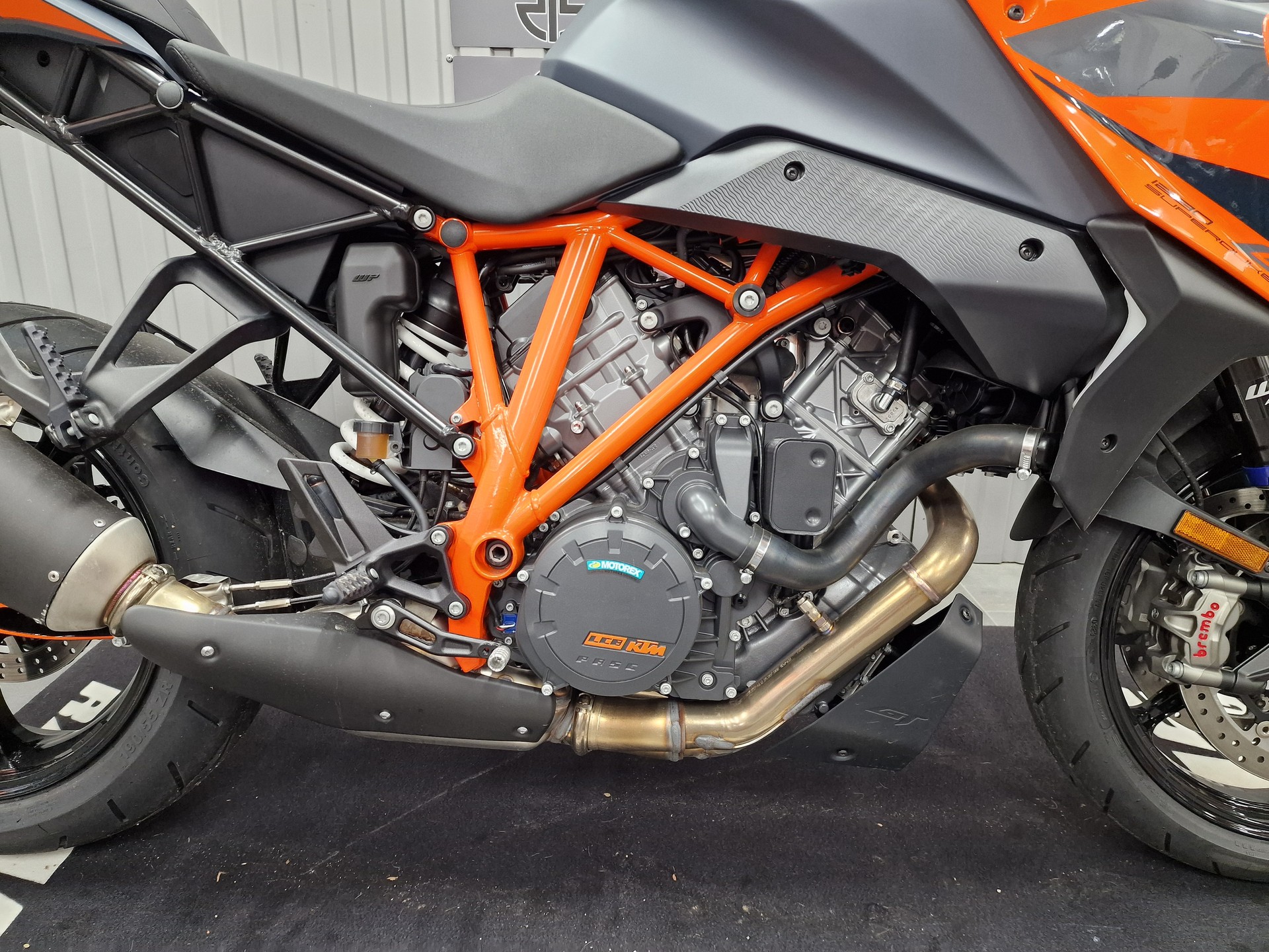 KTM 1290 Super Duke GT-showroom-element-2