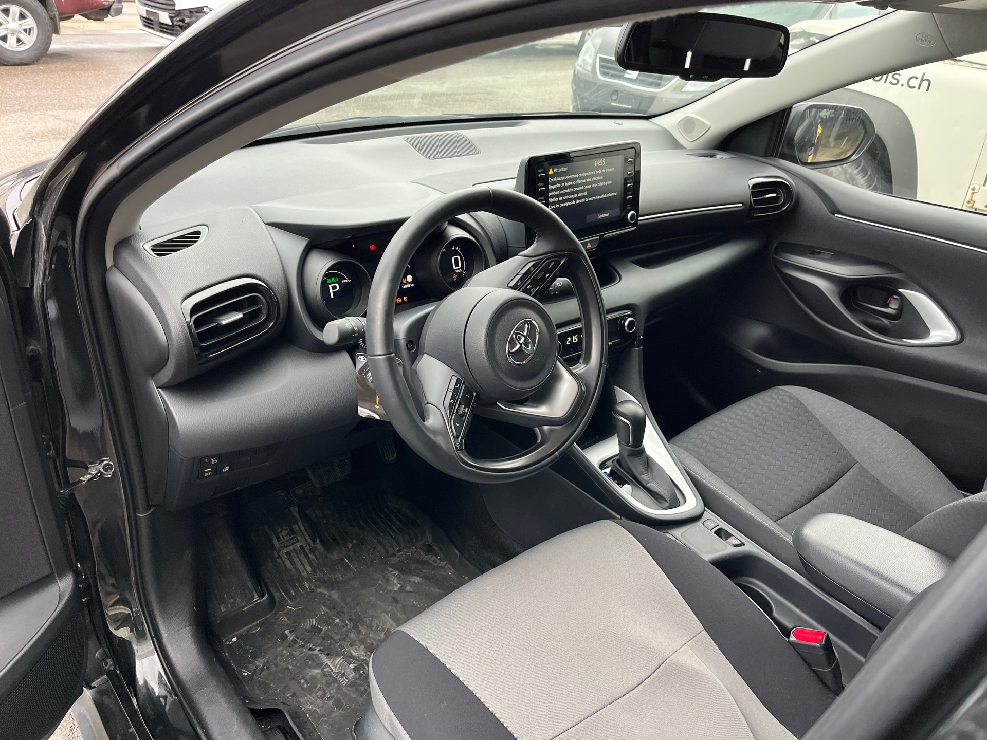 TOYOTA Yaris 1.5 Active e-CVT-image-10