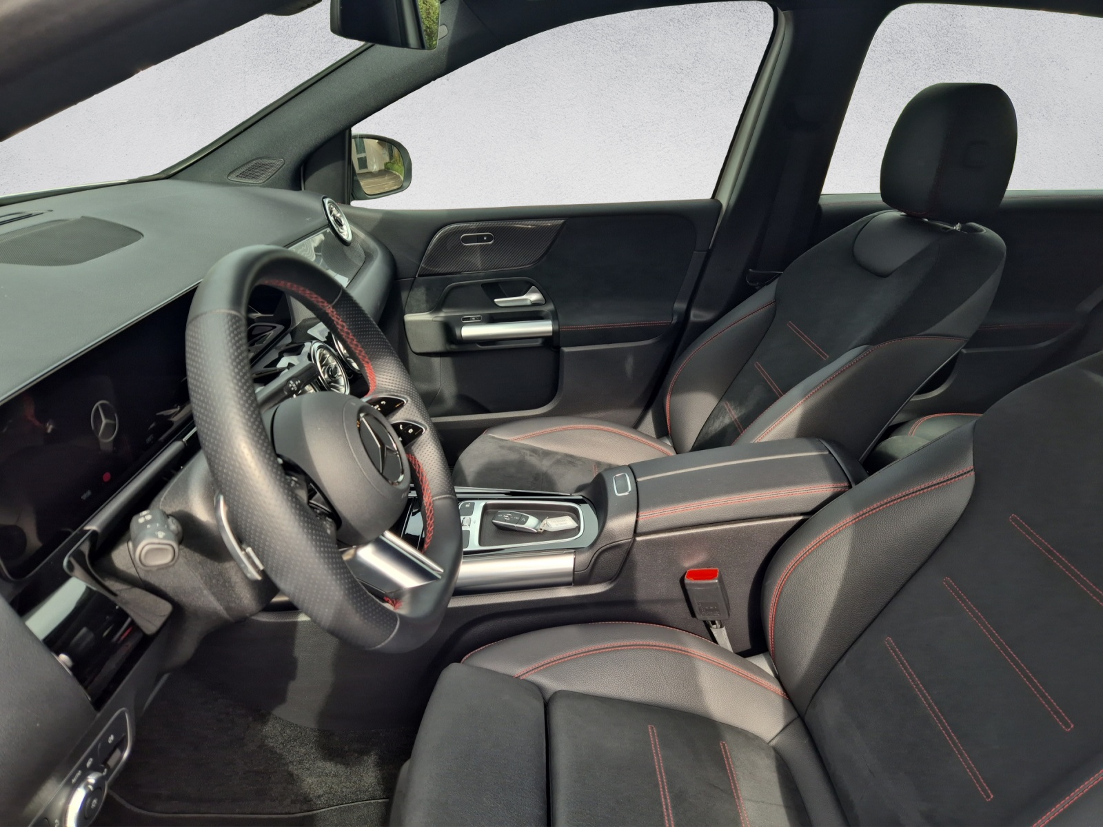 MERCEDES-BENZ B 250 e AMG Line-image-8