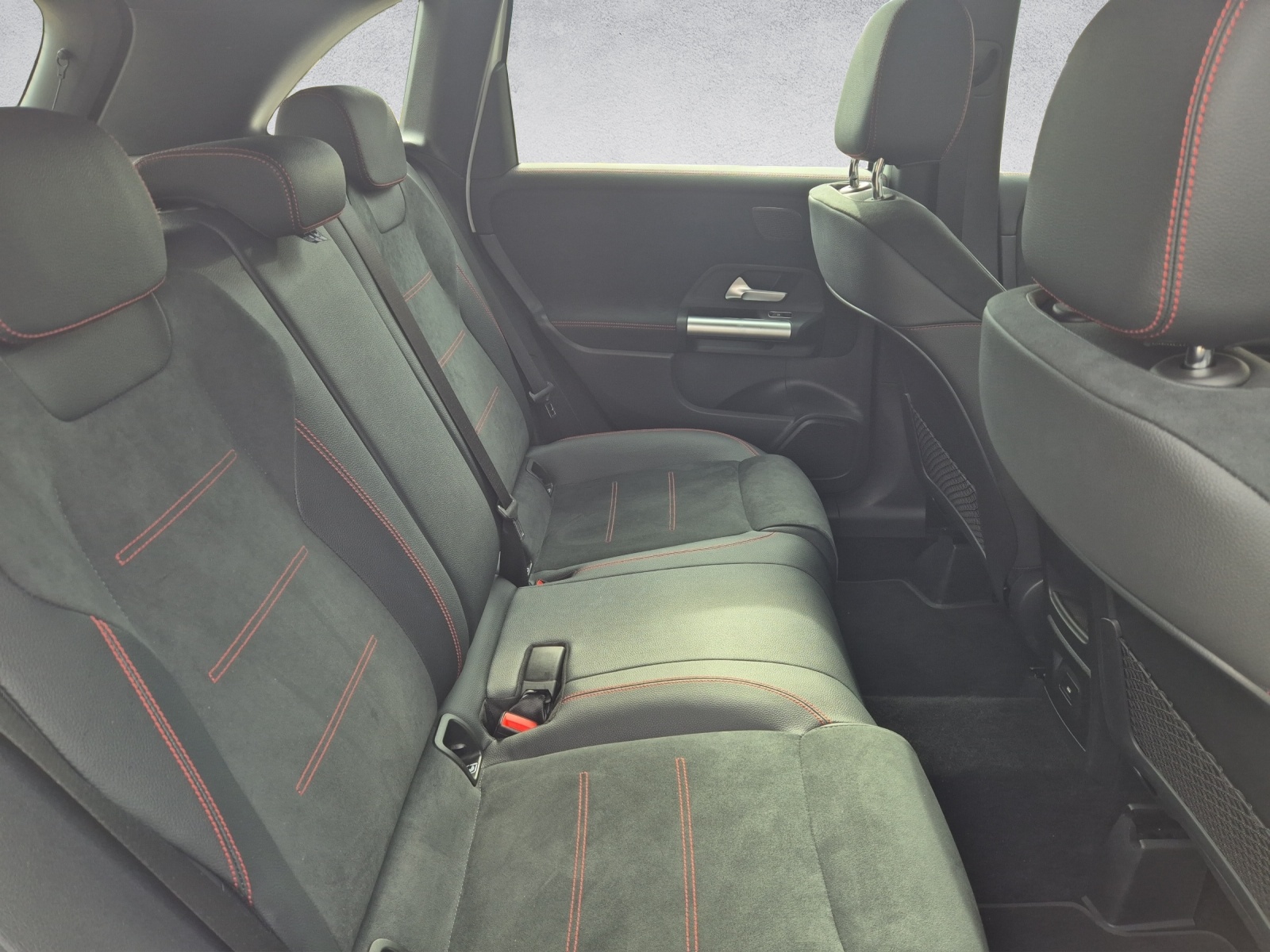 MERCEDES-BENZ B 250 e AMG Line-image-10