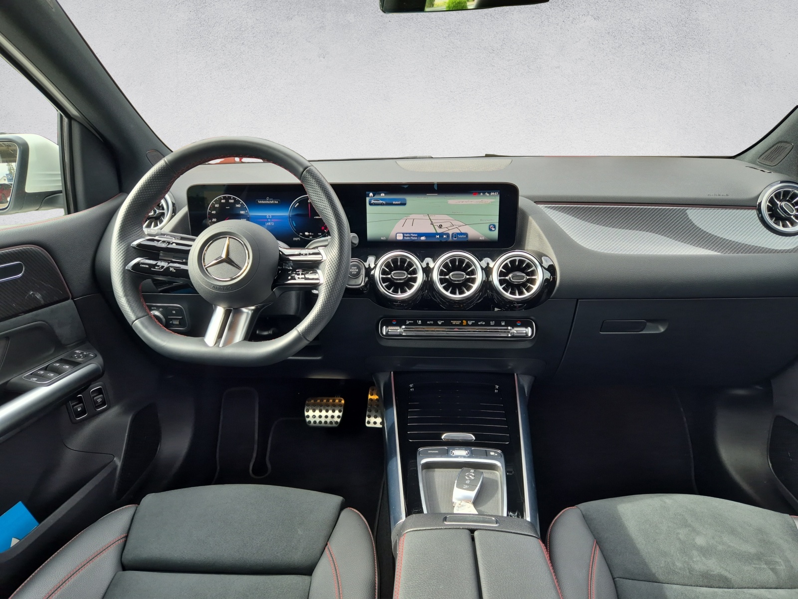 MERCEDES-BENZ B 250 e AMG Line-image-11