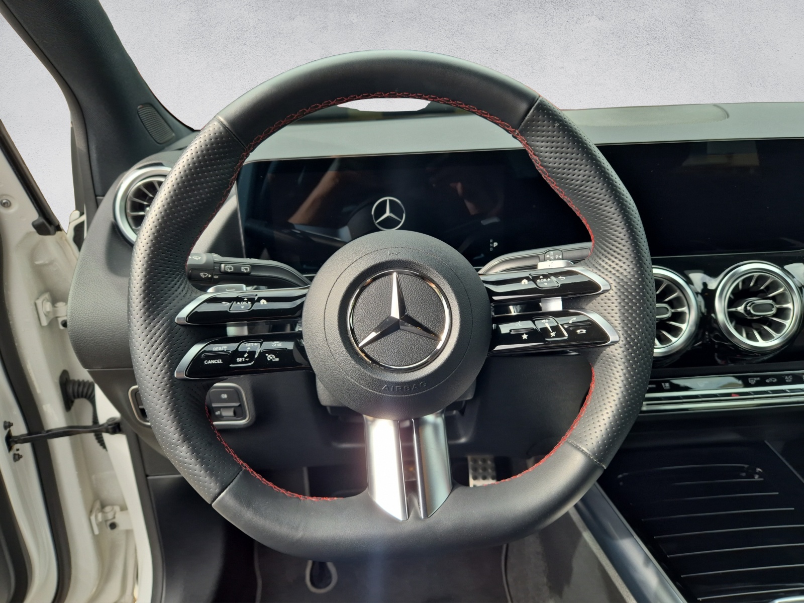 MERCEDES-BENZ B 250 e AMG Line-image-9