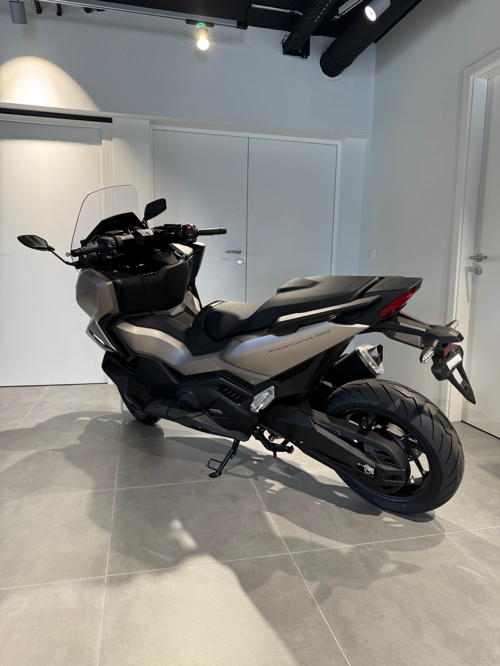 HONDA FORZA 750-showroom-element-3