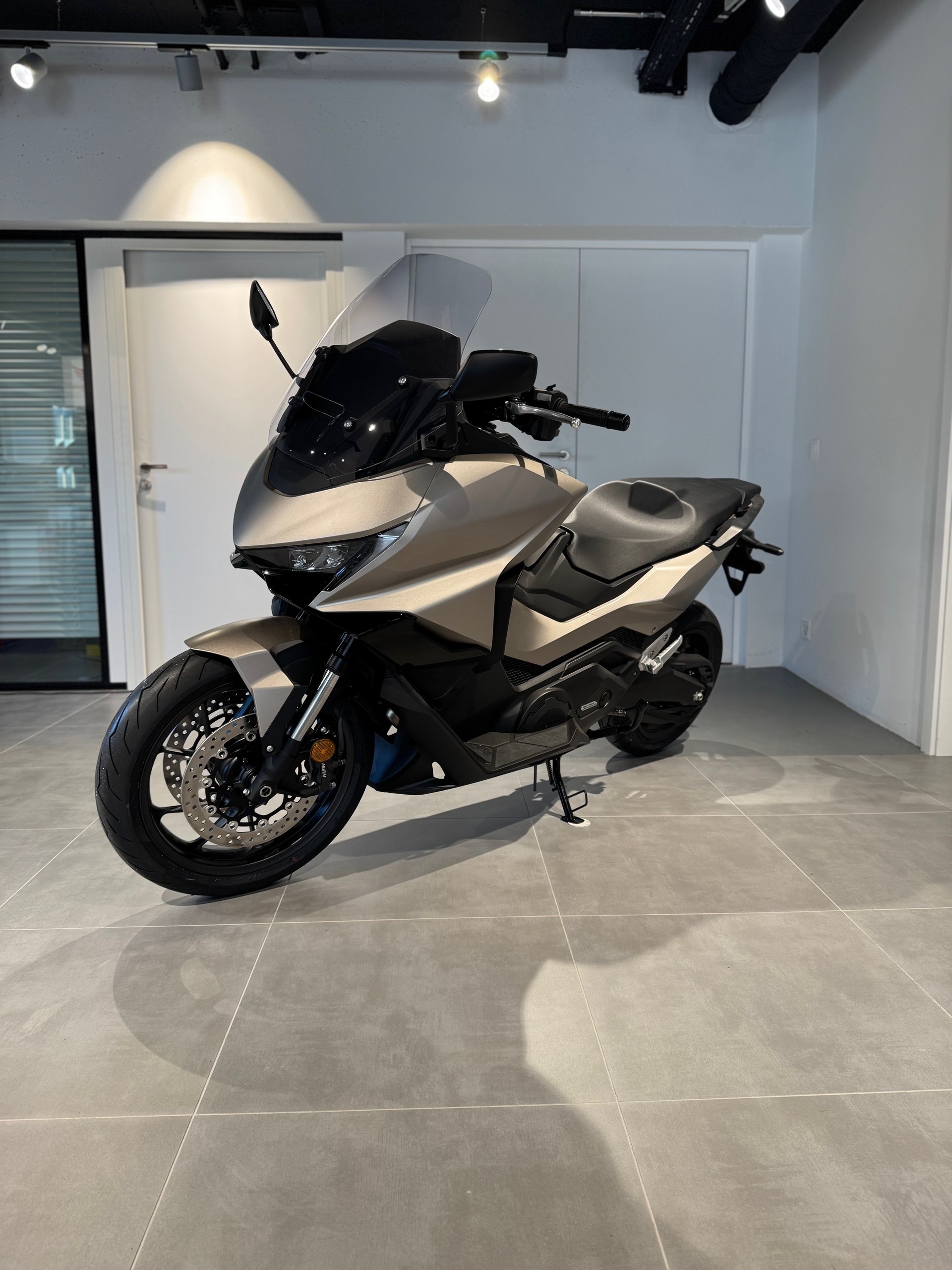 HONDA FORZA 750-showroom-element-1