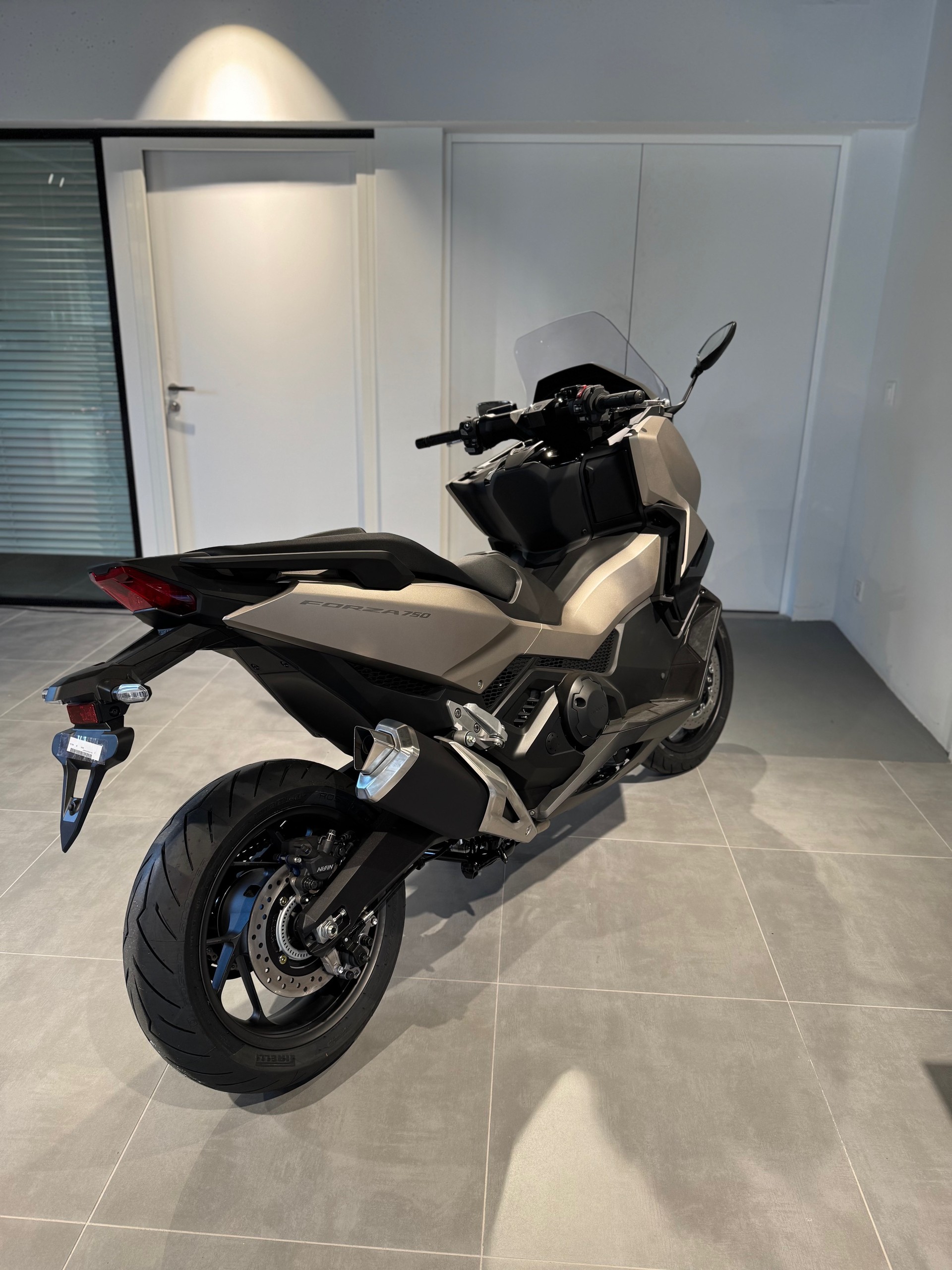 HONDA FORZA 750-showroom-element-2