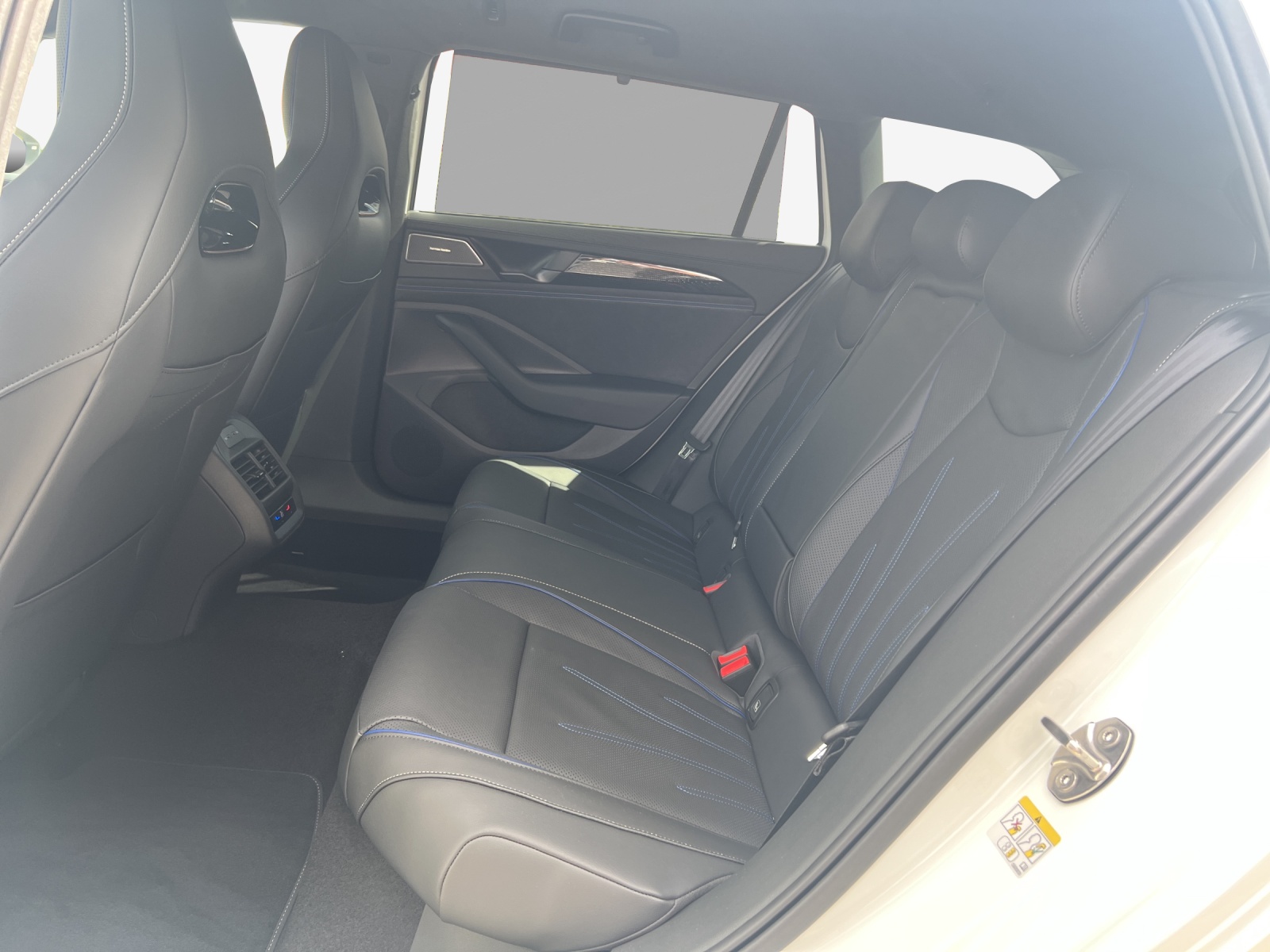 VW Passat Variant 2.0 TSI evo4 R-Line 4 Motion DSG-image-11