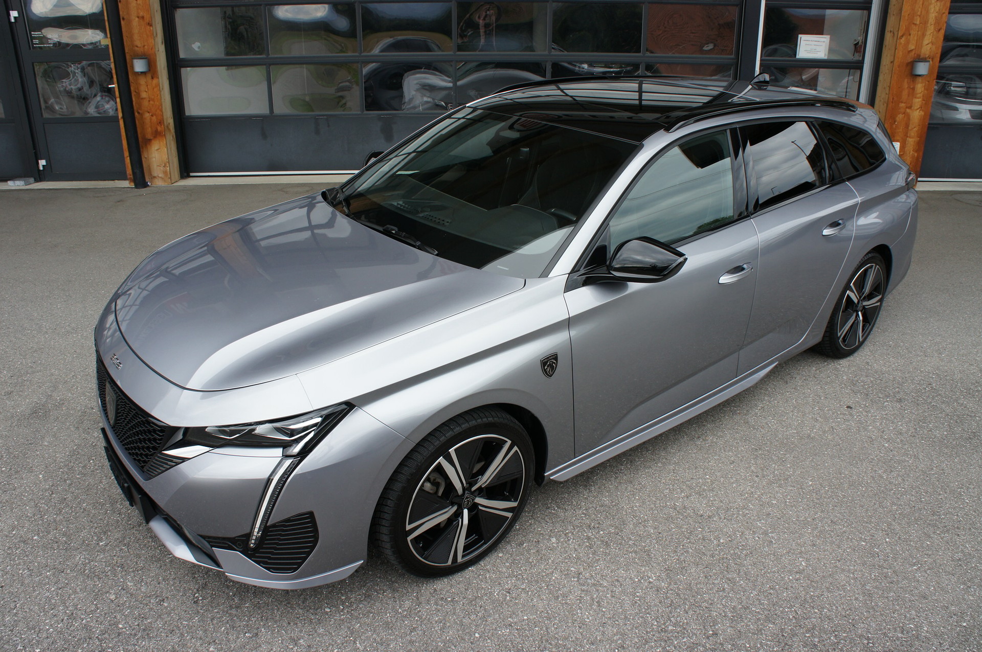 PEUGEOT 308 SW 1.2 Pure Tech GT EAT8-image-8