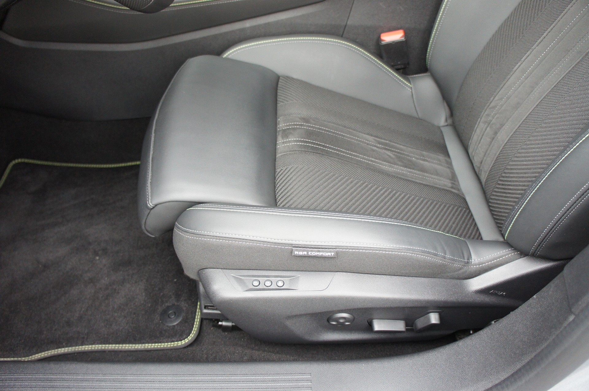 PEUGEOT 308 SW 1.2 Pure Tech GT EAT8-image-13
