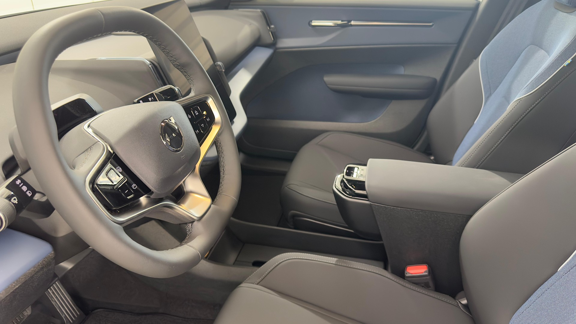 VOLVO EX 30 E60 Core-image-3