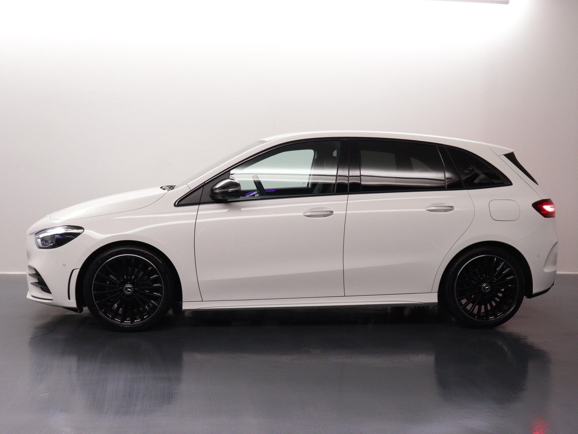 MERCEDES-BENZ B 200 AMG Line-image-2