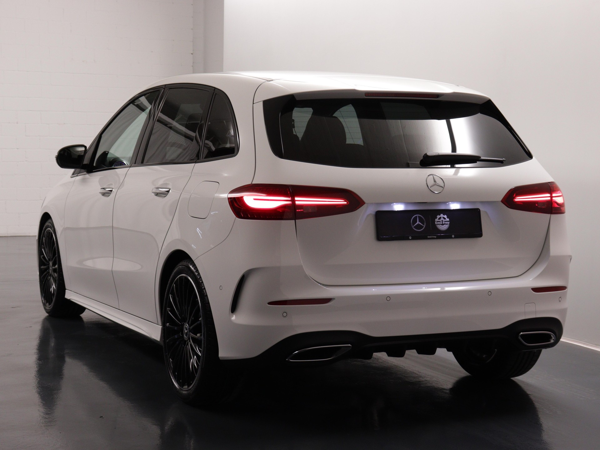 MERCEDES-BENZ B 200 AMG Line-image-4