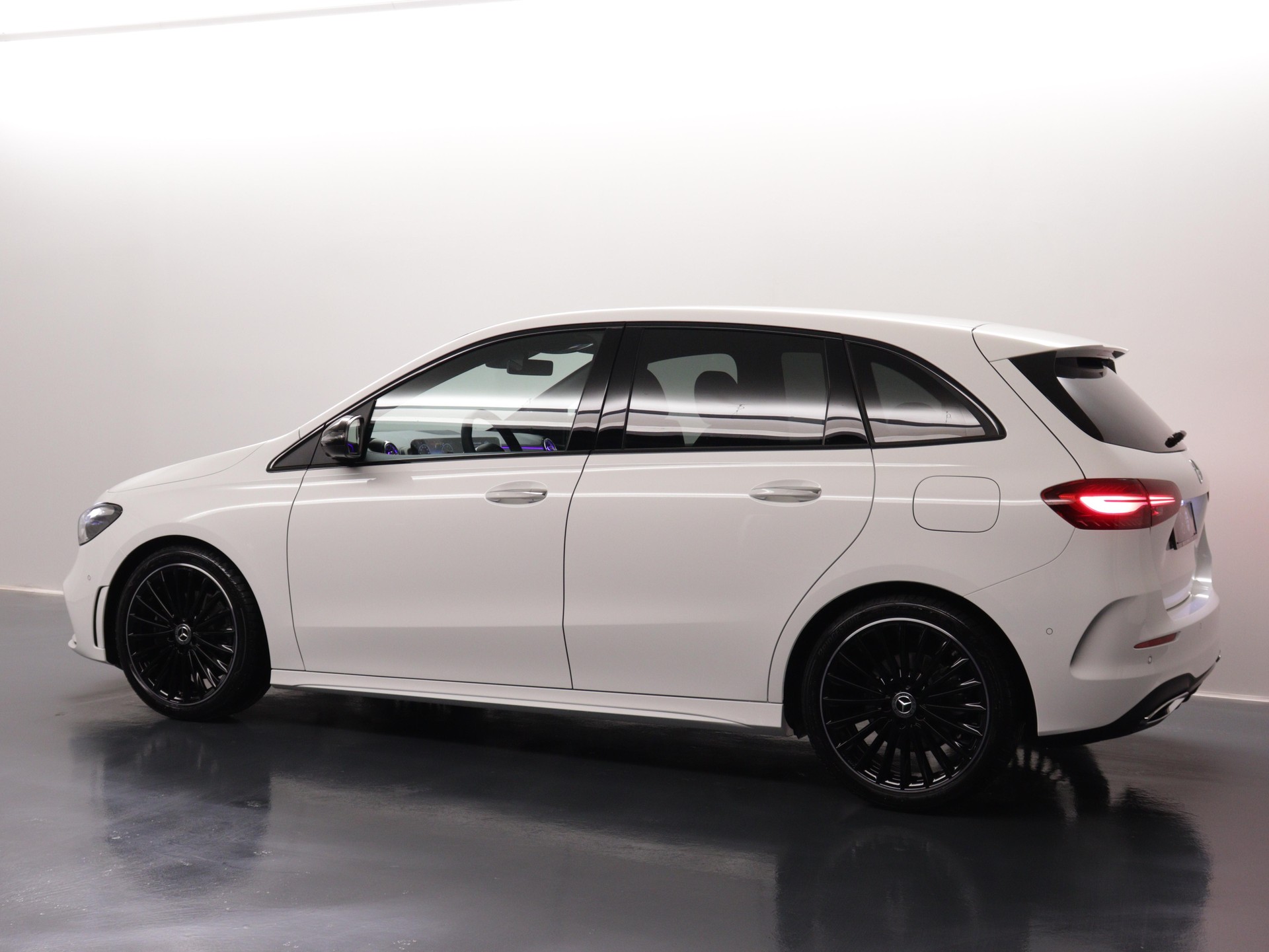 MERCEDES-BENZ B 200 AMG Line-showroom-element-3