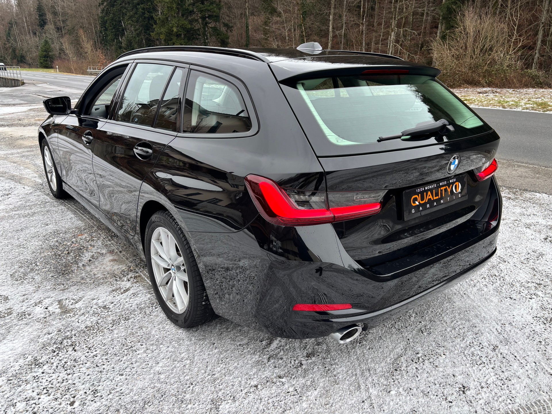 BMW 320d xDrive 48V Touring Steptronic-showroom-element-3