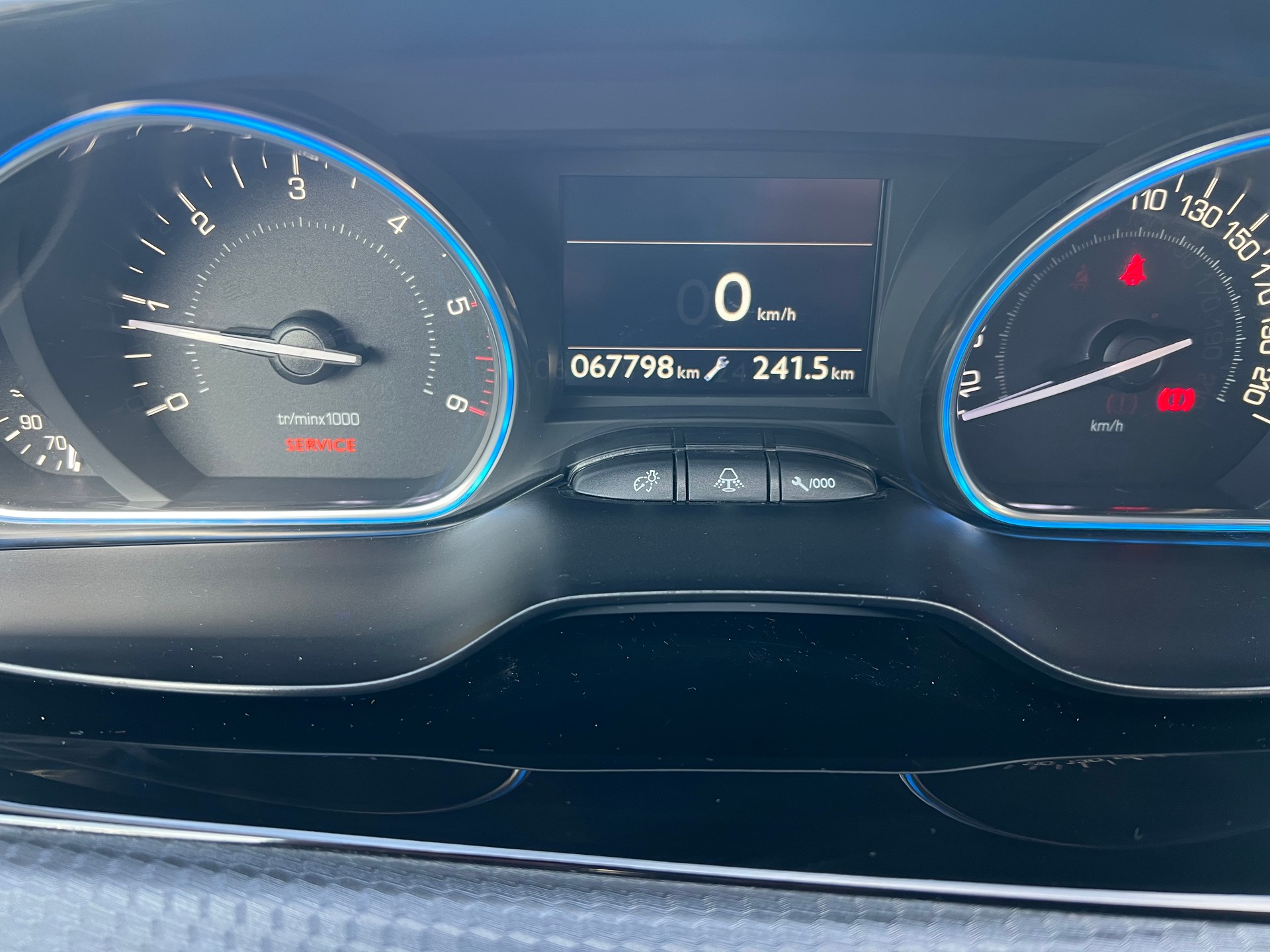 PEUGEOT 2008 1.6 BlueHDi Allure-image-6