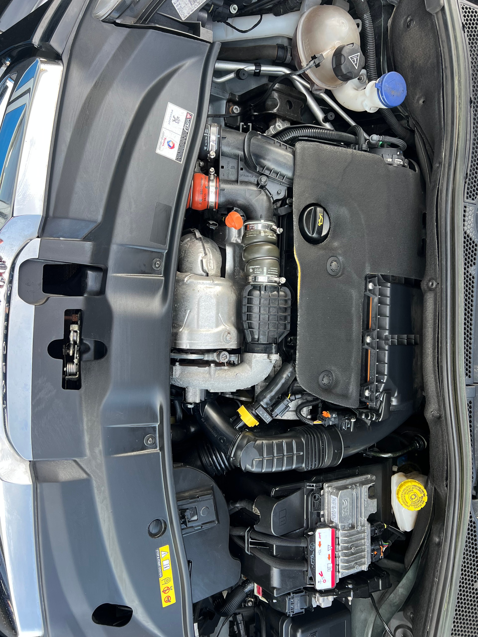 PEUGEOT 2008 1.6 BlueHDi Allure-image-14