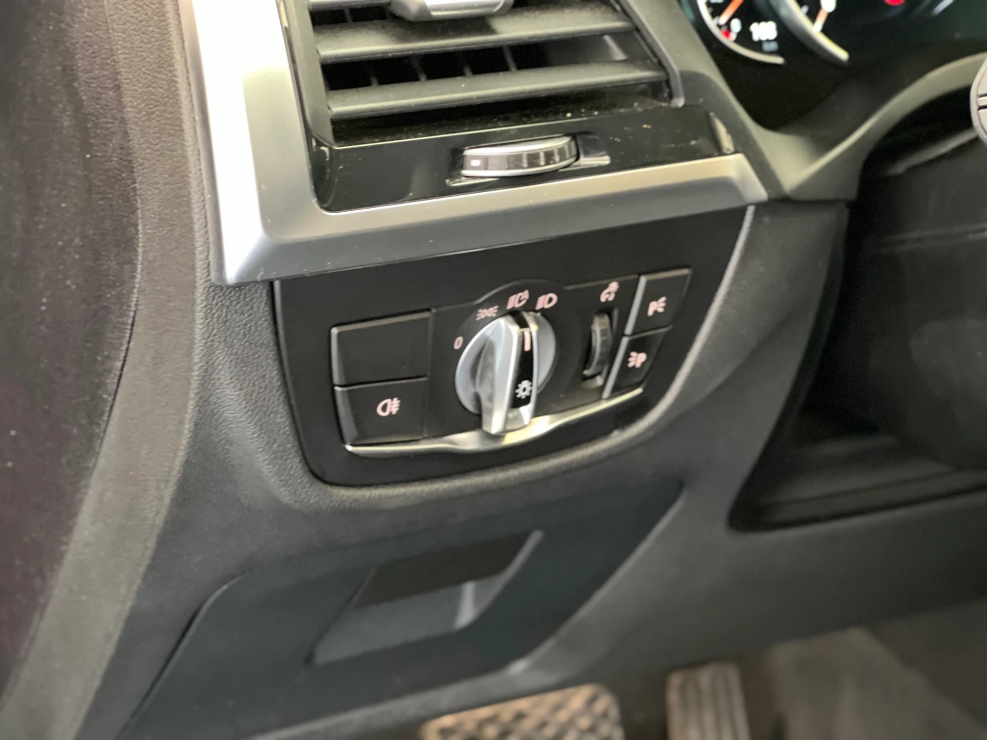 BMW X4 20i xDrive-image-19