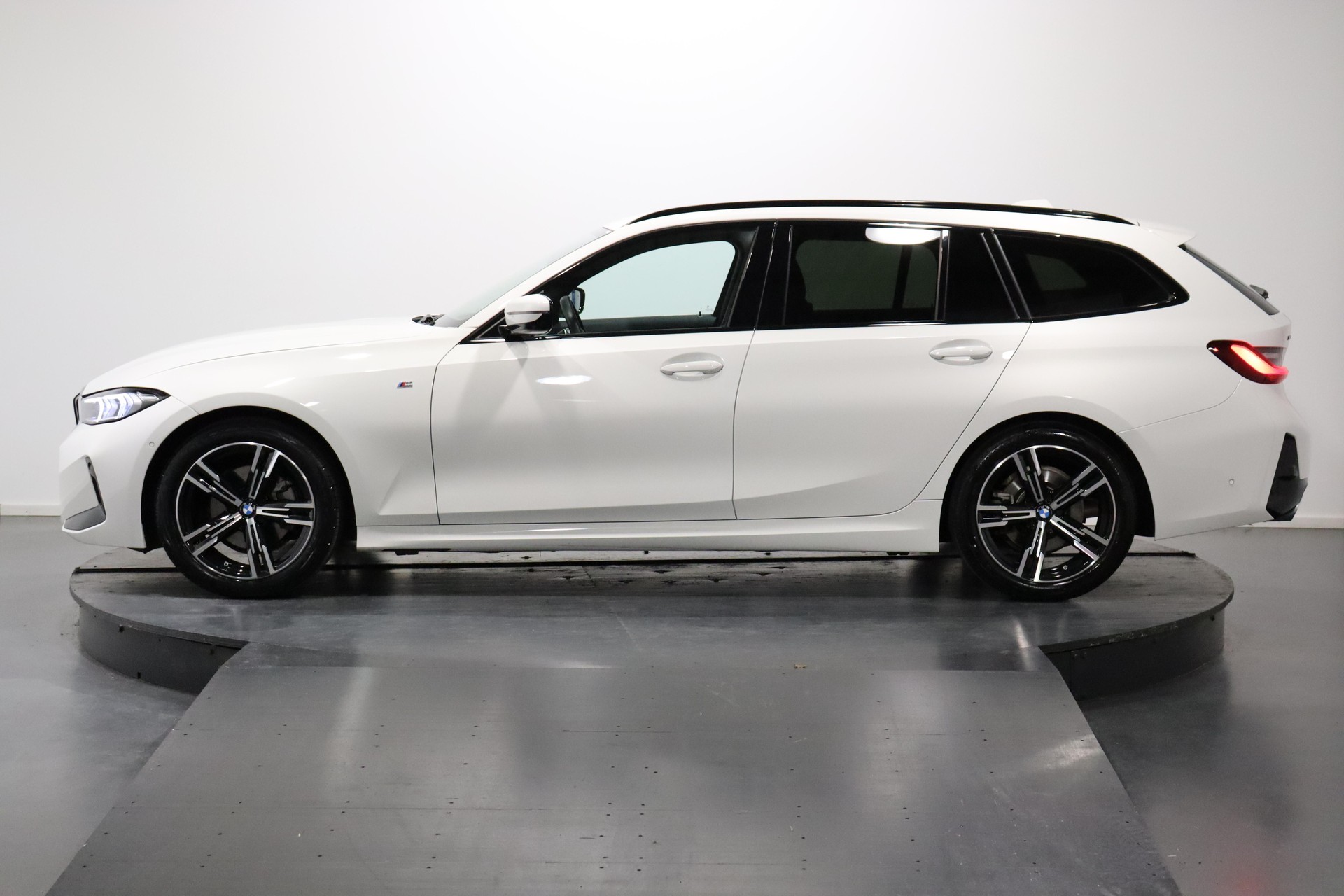BMW 320d xDrive SAG Touring-image-4