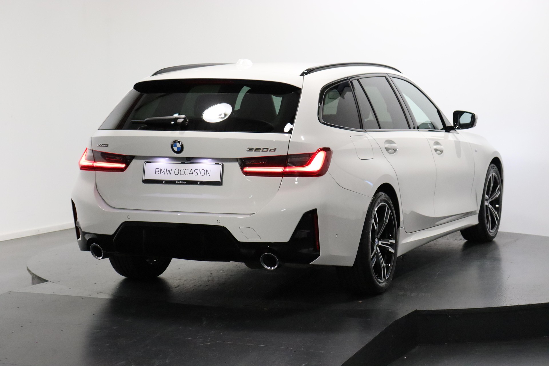 BMW 320d xDrive SAG Touring-image-2