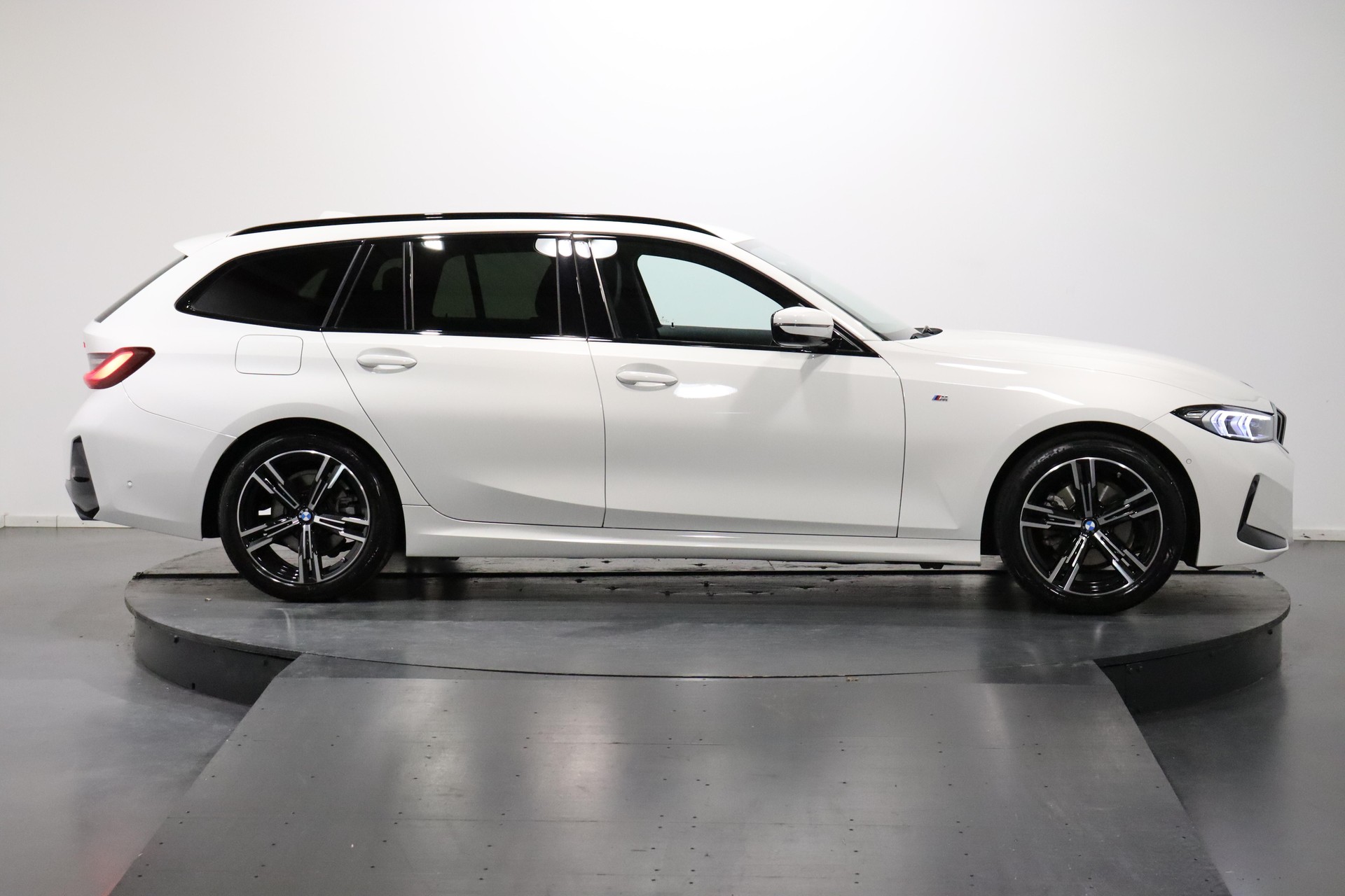 BMW 320d xDrive SAG Touring-image-3