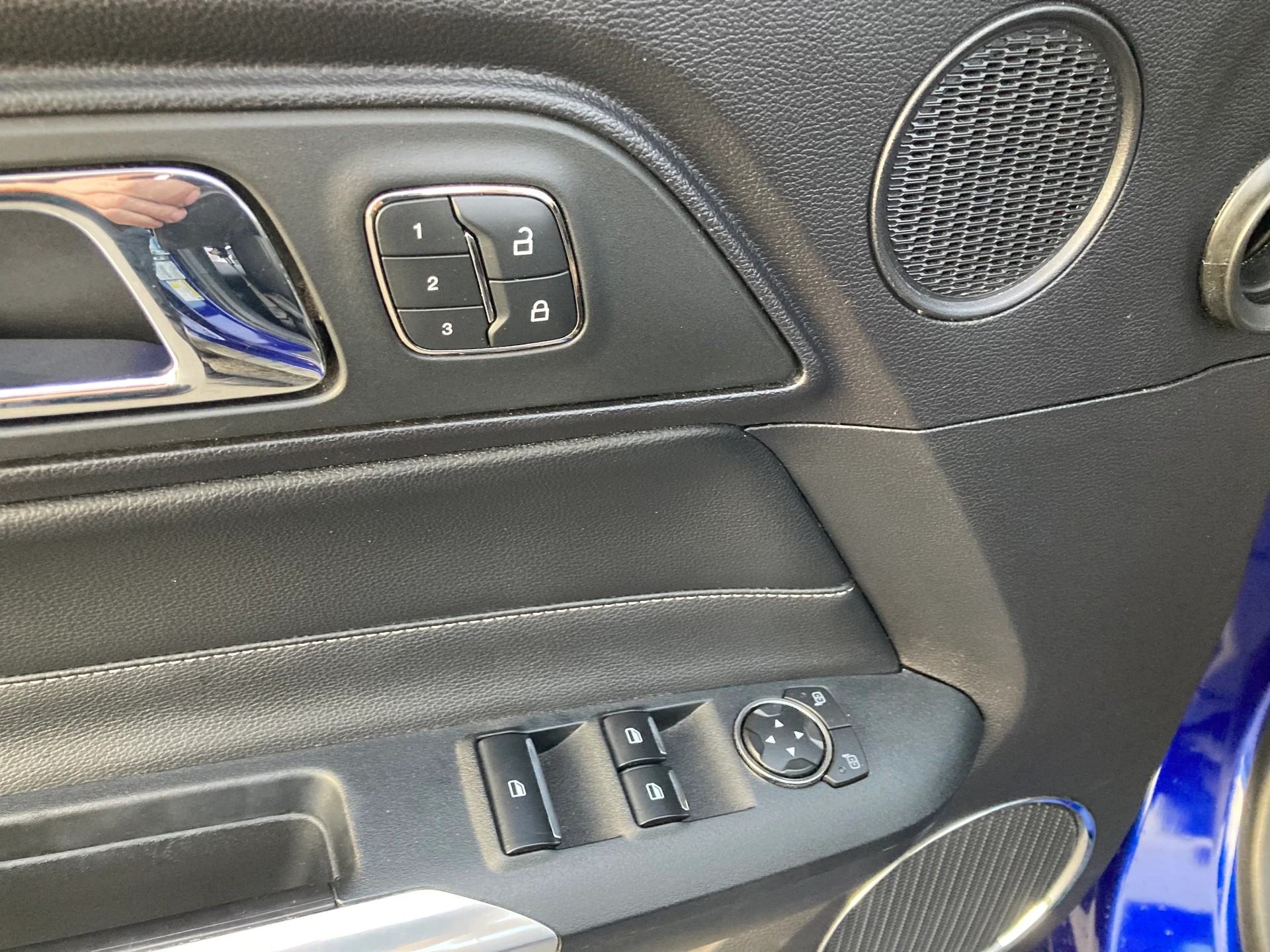 FORD Mustang Convertible 2.3-image-12