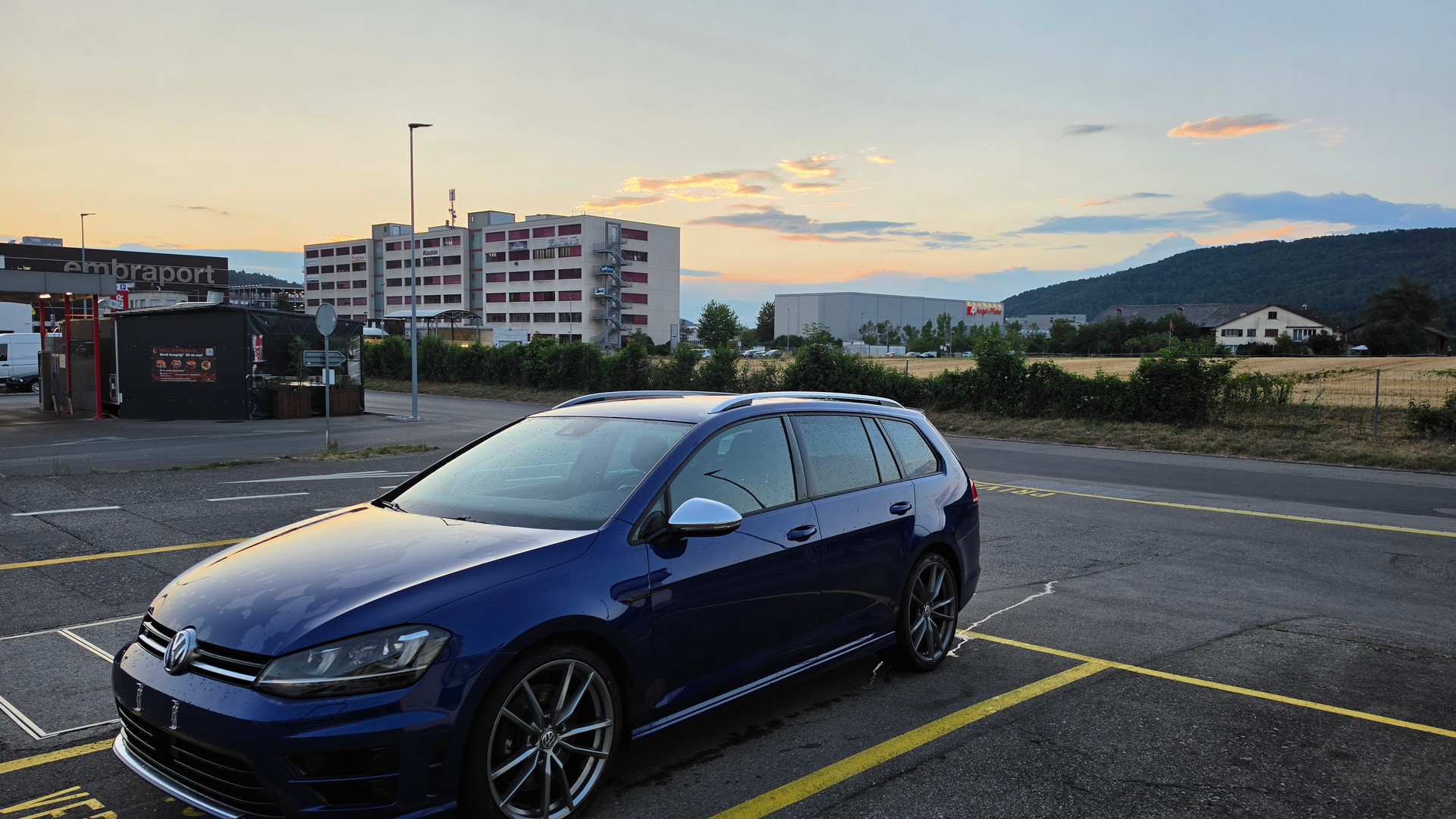 VW Golf 7 R Variant-image-0