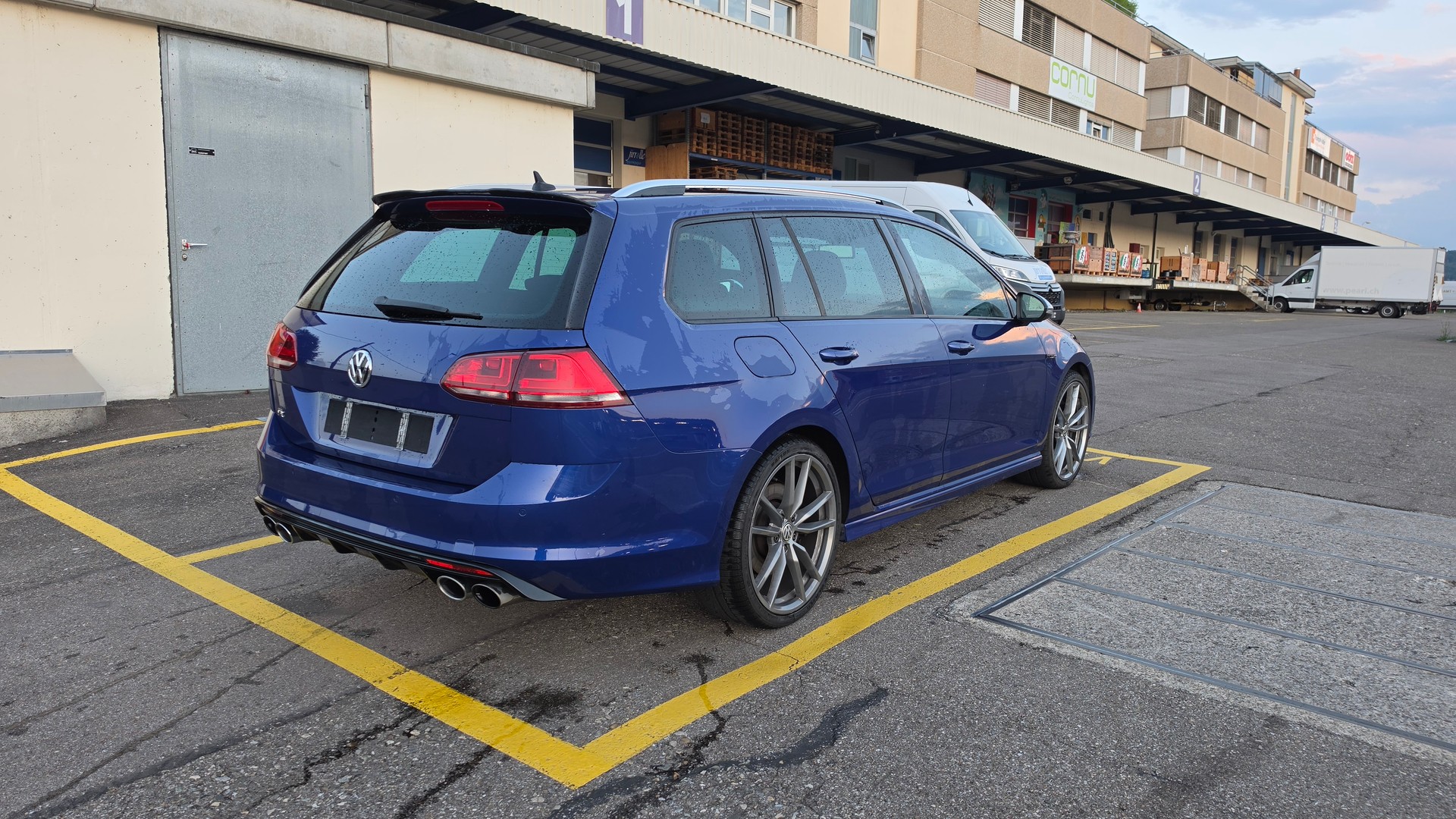 VW Golf 7 R Variant-image-1