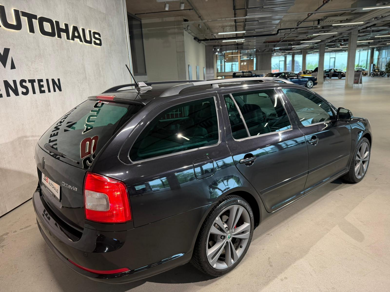 SKODA Octavia Combi 2.0 TSI RS DSG-image-8