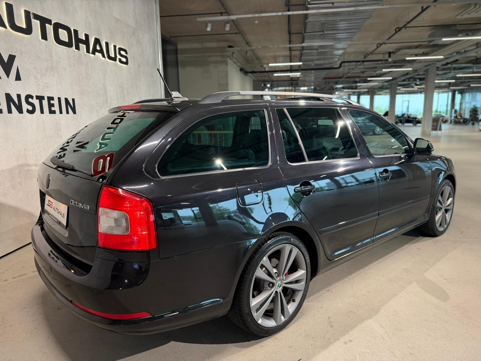 SKODA Octavia Combi 2.0 TSI RS DSG-image-13
