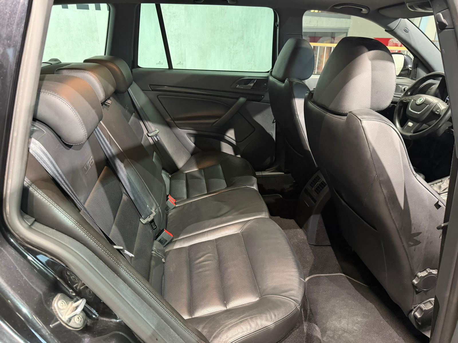 SKODA Octavia Combi 2.0 TSI RS DSG-image-15