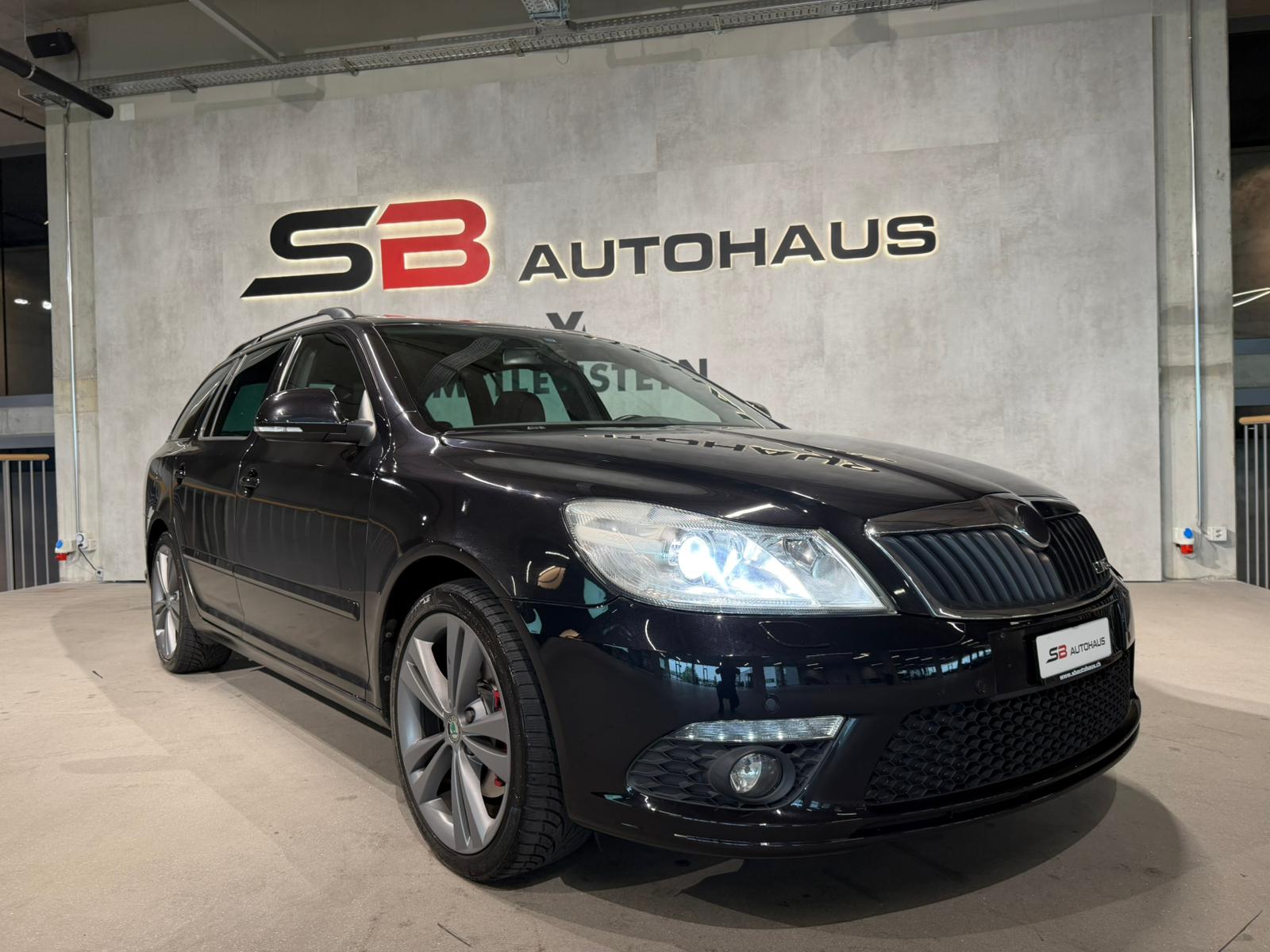 SKODA Octavia Combi 2.0 TSI RS DSG-image-2