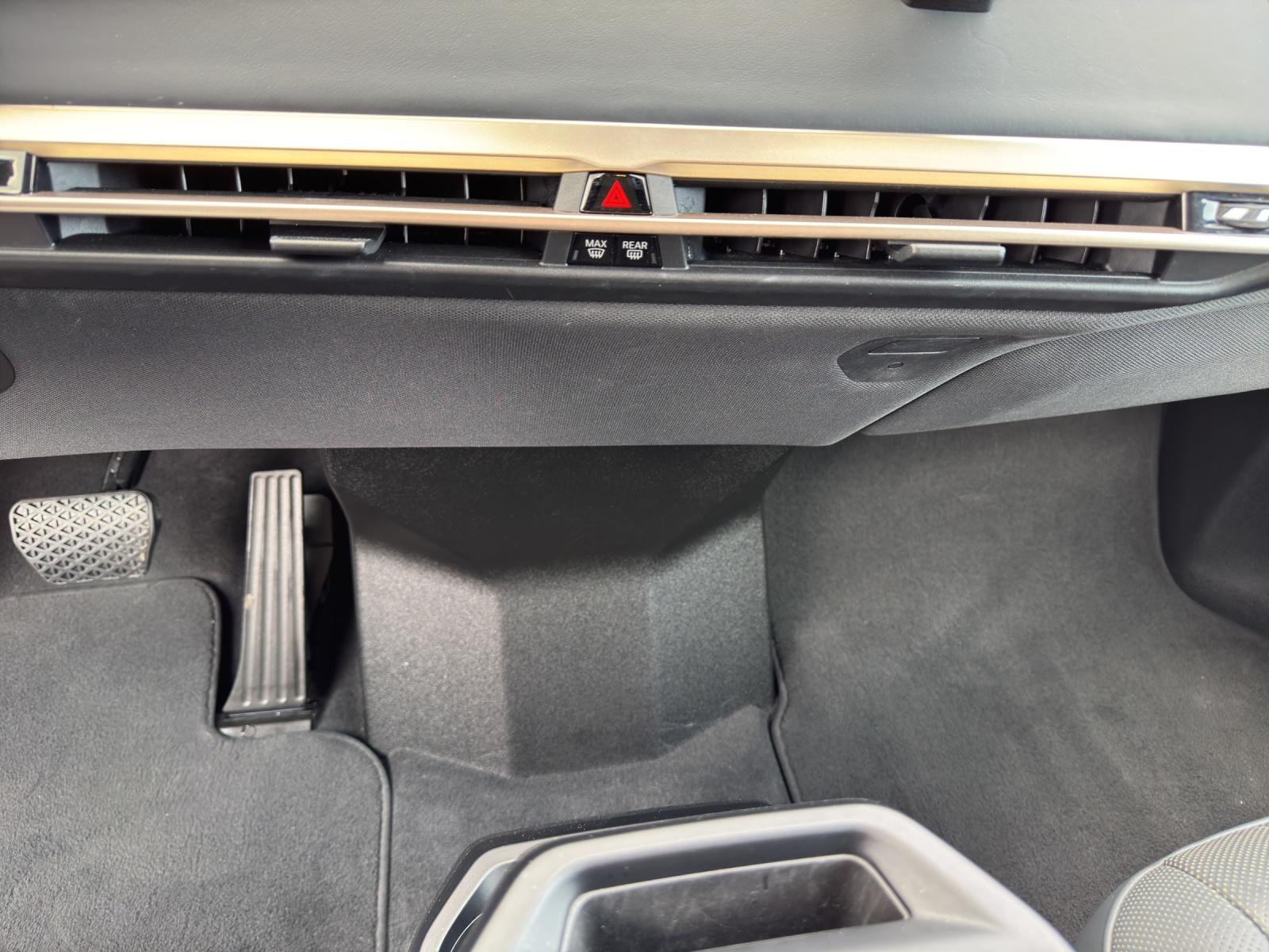 BMW iX xDrive40-image-17
