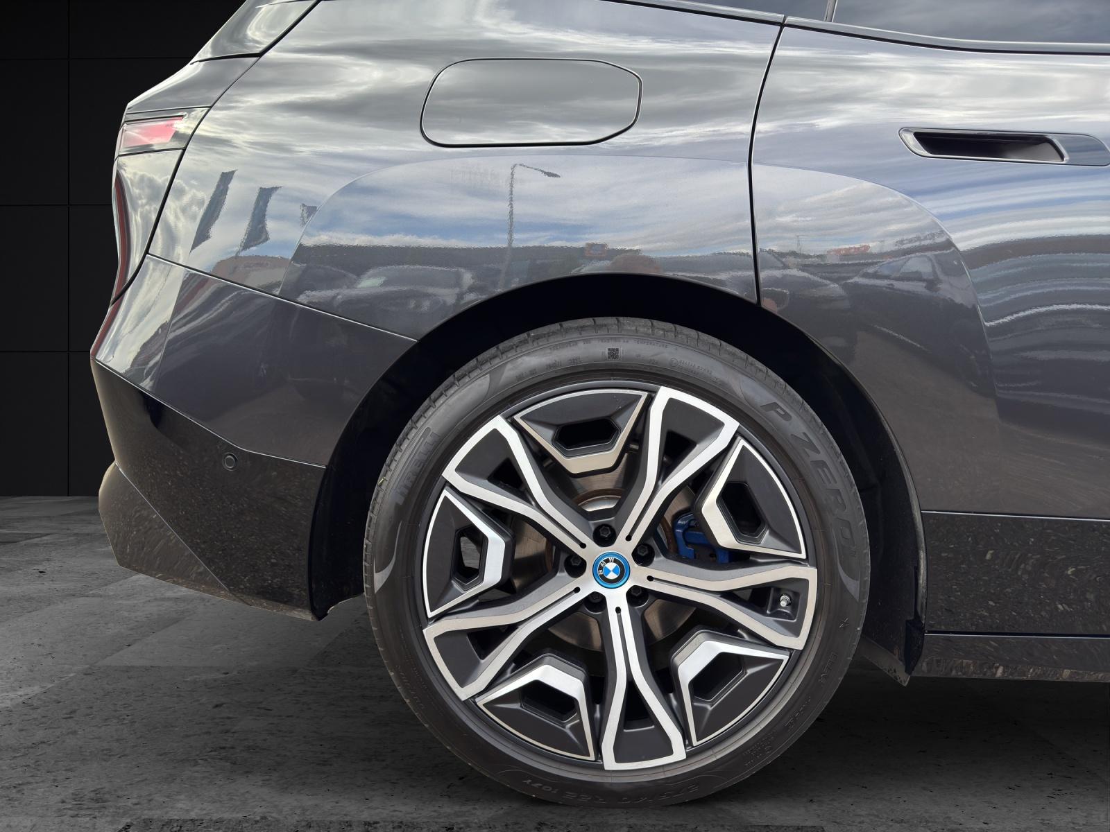 BMW iX xDrive40-image-8