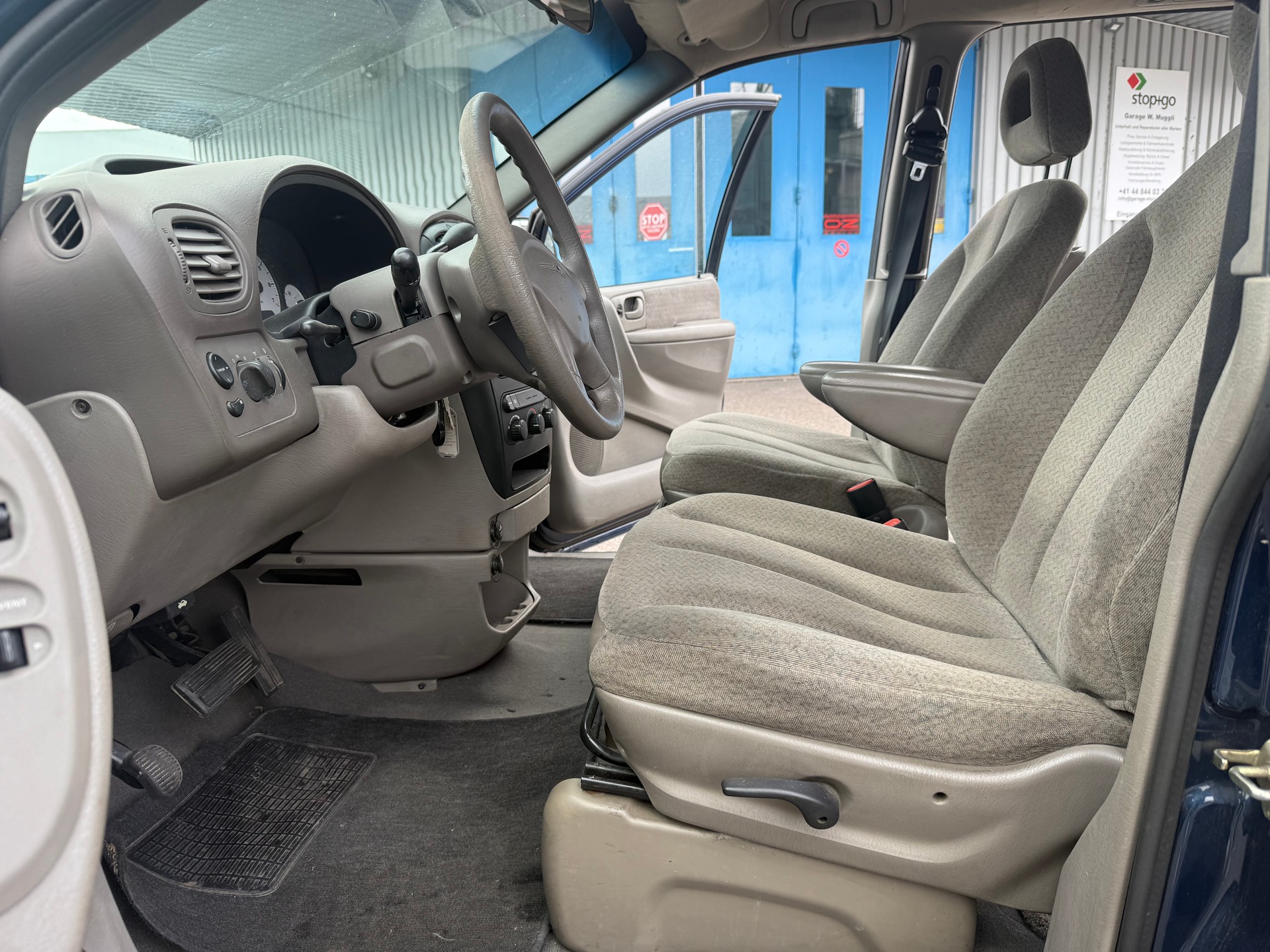 CHRYSLER Voyager 2.4 SE-image-8