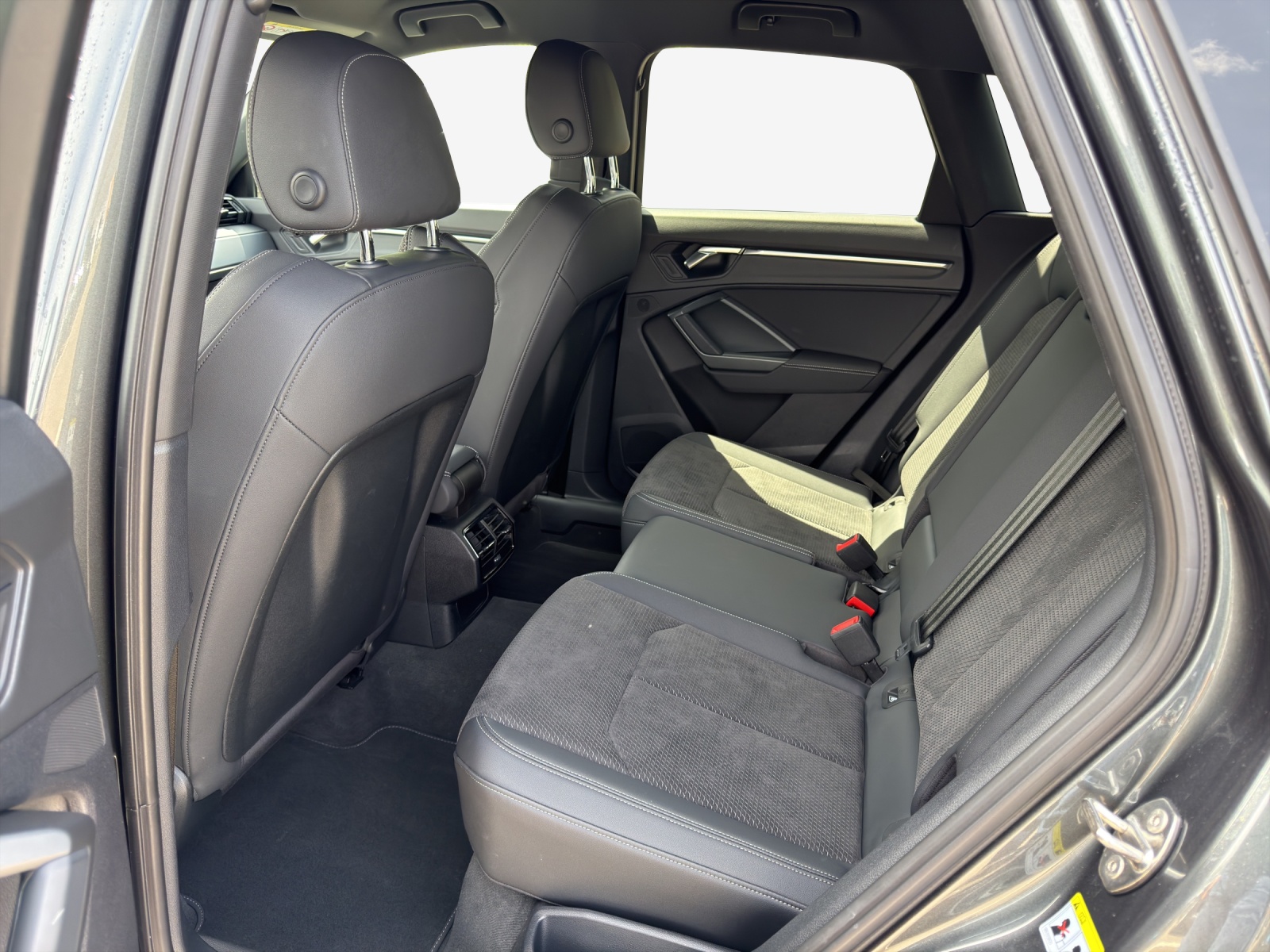 AUDI Q3 35 TFSI Attraction S-tronic-image-11