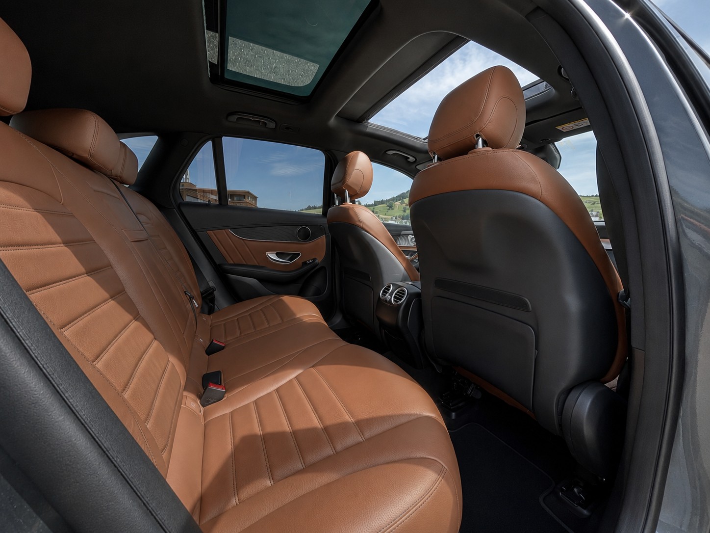 MERCEDES-BENZ GLC 300 e AMG Line 4Matic 9G-Tronic-image-7