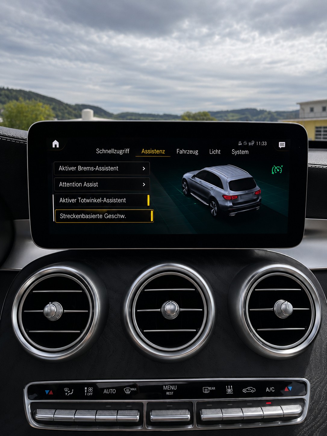 MERCEDES-BENZ GLC 300 e AMG Line 4Matic 9G-Tronic-image-11