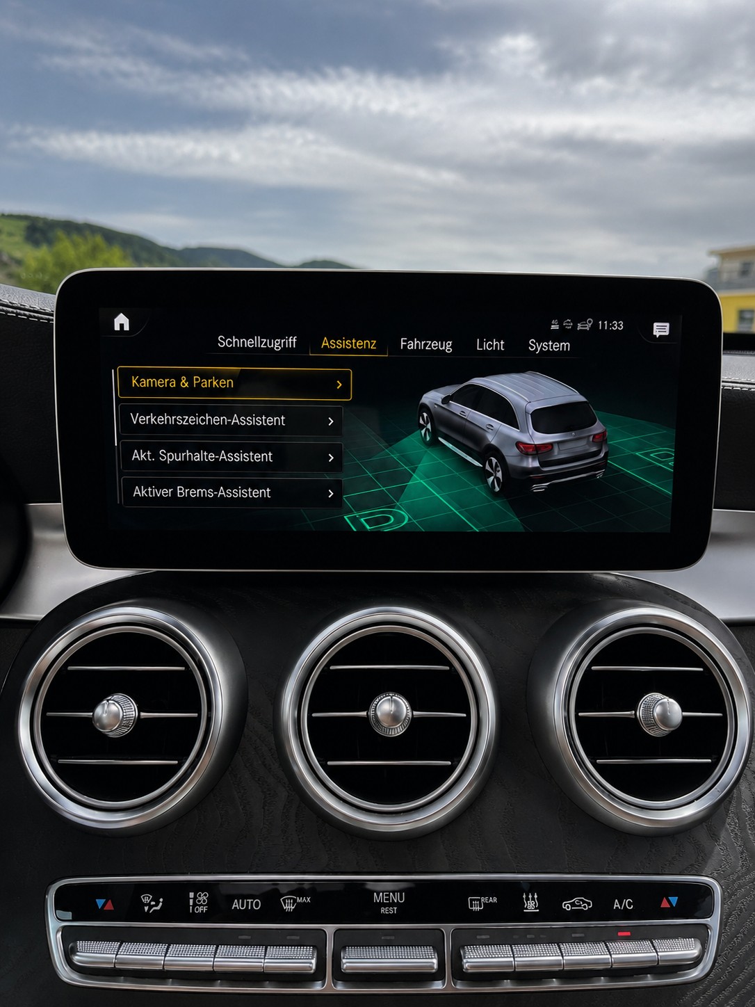 MERCEDES-BENZ GLC 300 e AMG Line 4Matic 9G-Tronic-image-10