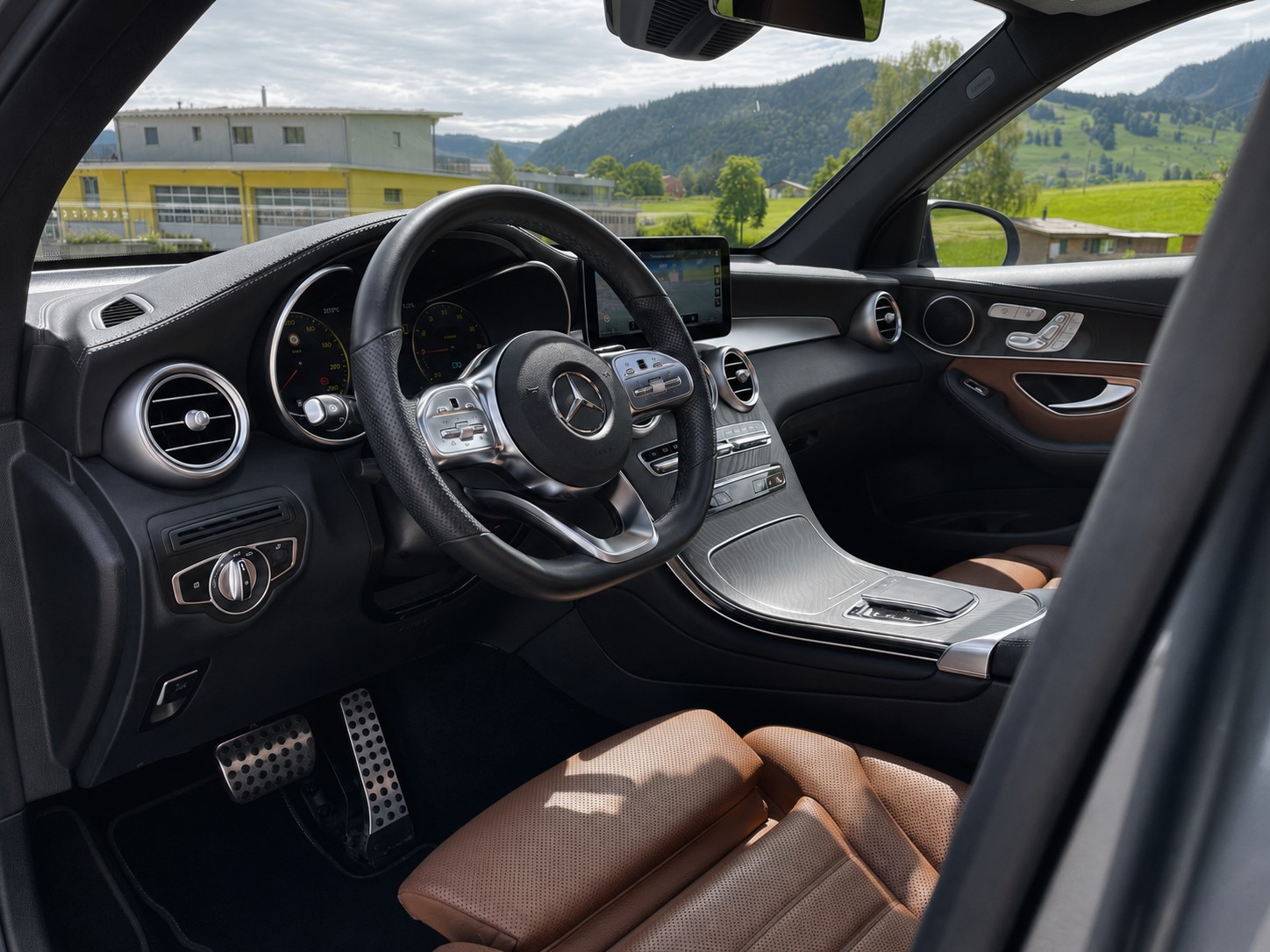 MERCEDES-BENZ GLC 300 e AMG Line 4Matic 9G-Tronic-image-3