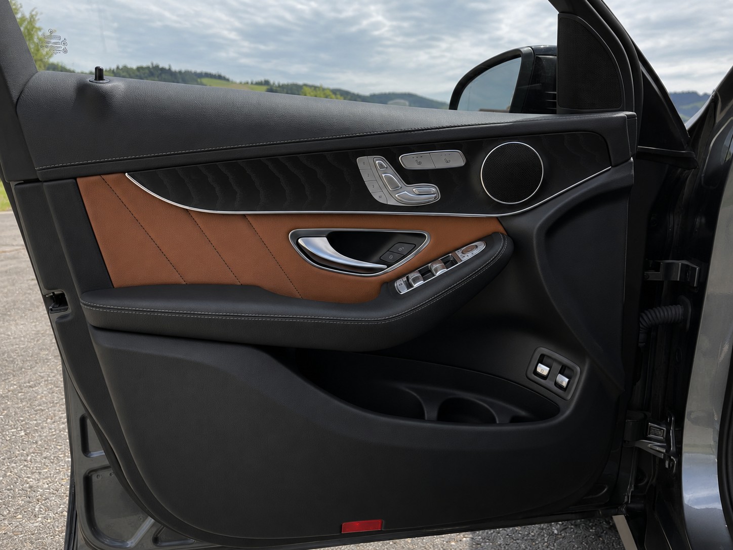 MERCEDES-BENZ GLC 300 e AMG Line 4Matic 9G-Tronic-image-6