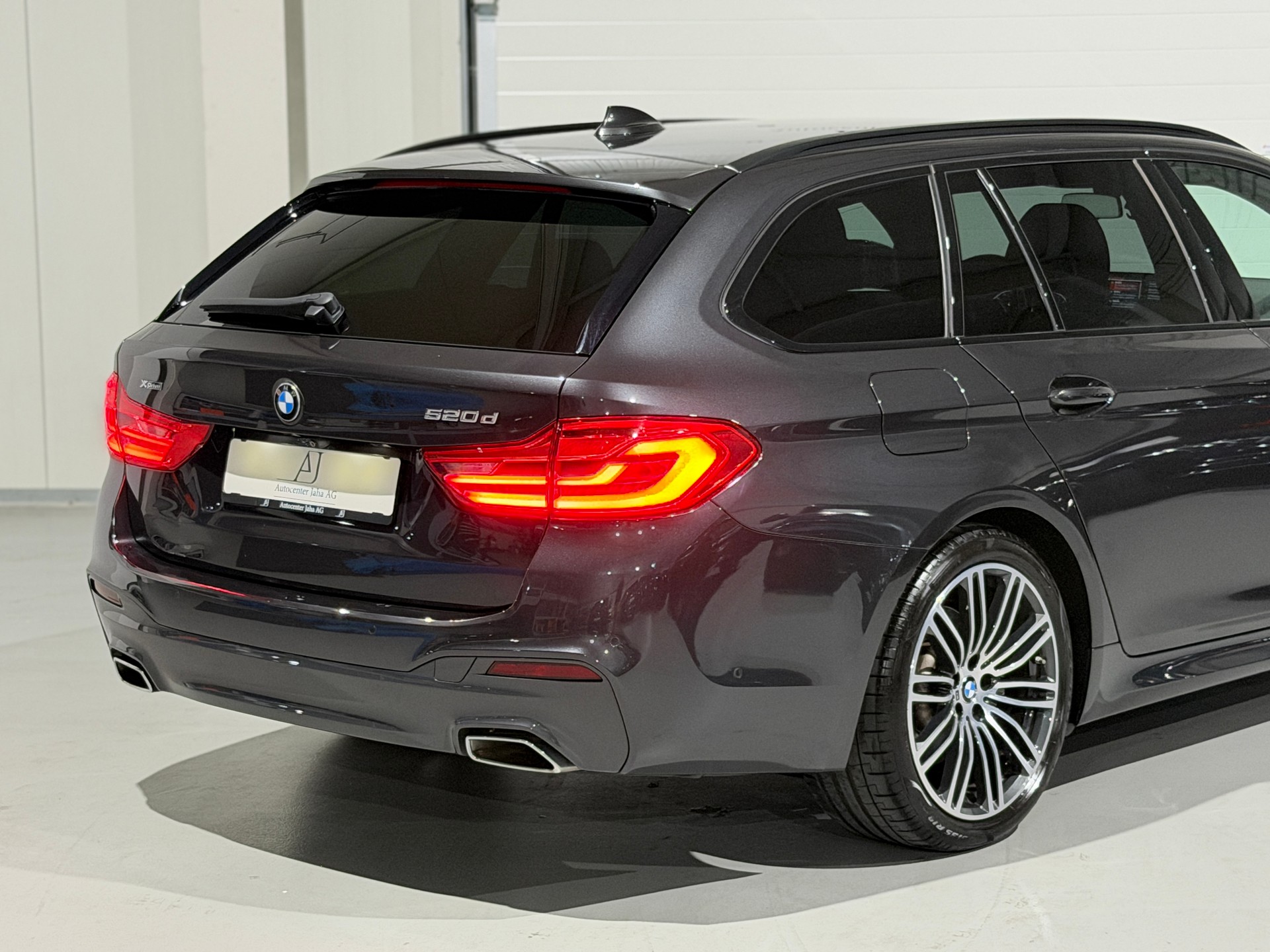 BMW 520d xDrive M Sport Touring Steptronic-image-5