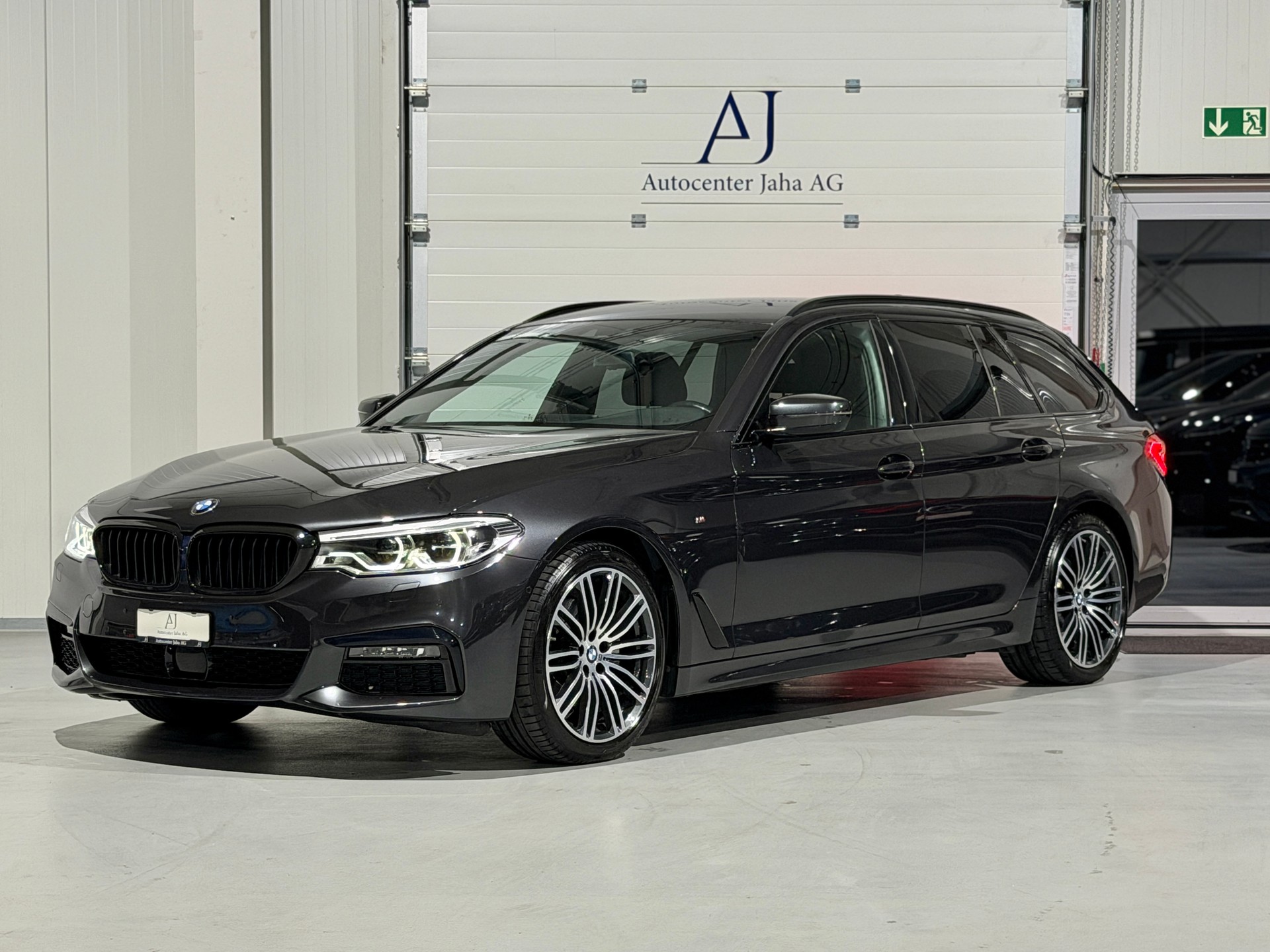 BMW 520d xDrive M Sport Touring Steptronic-image-2