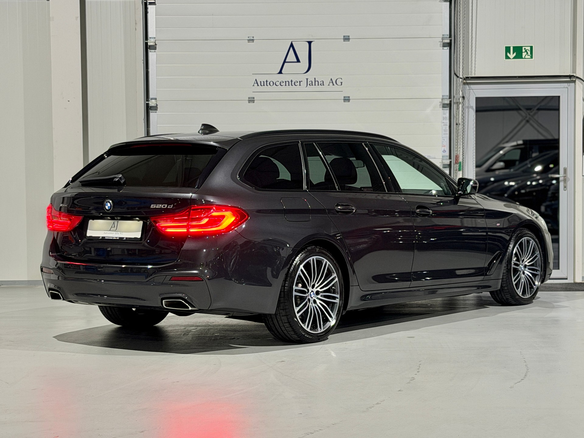 BMW 520d xDrive M Sport Touring Steptronic-image-6