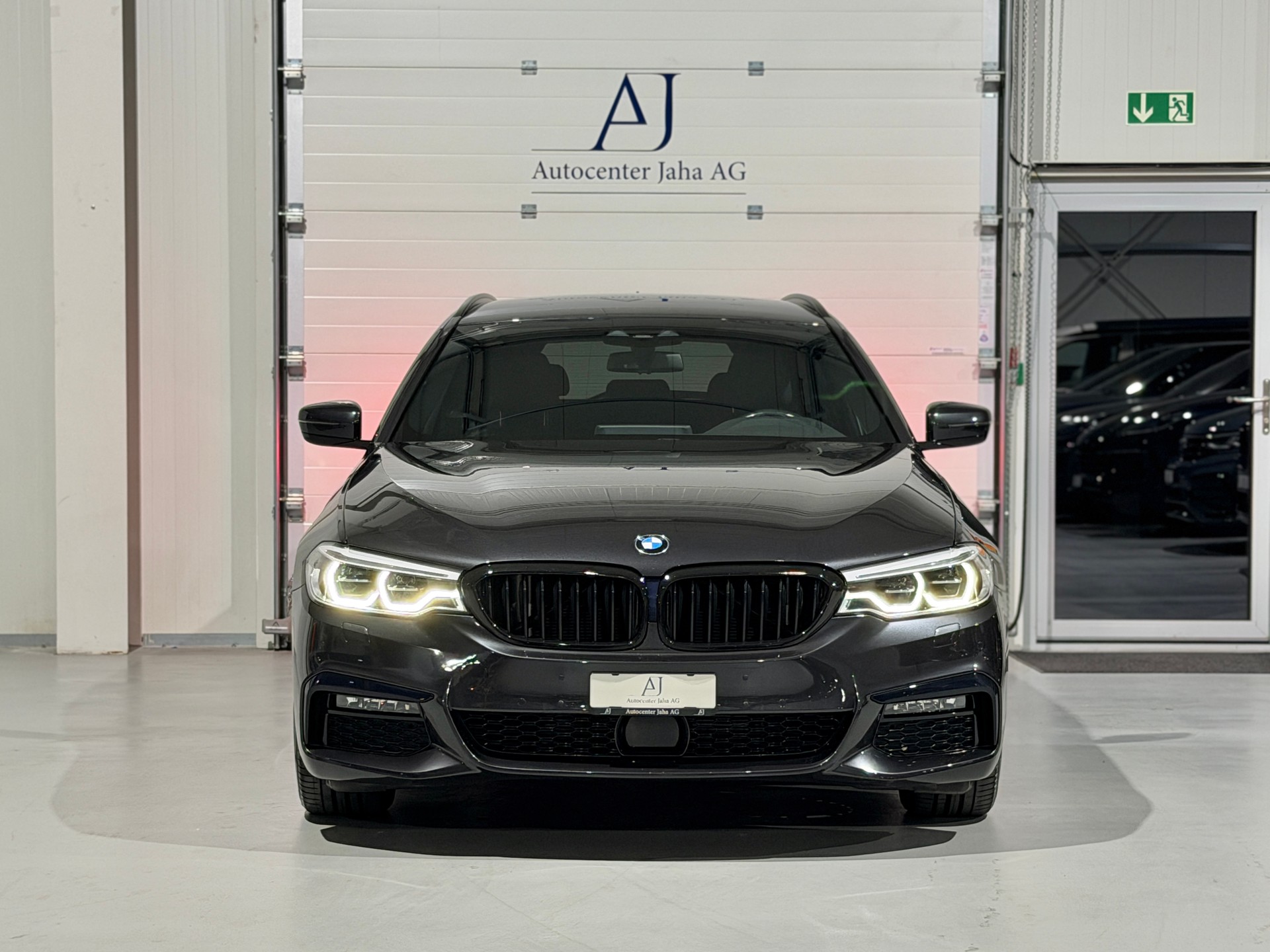 BMW 520d xDrive M Sport Touring Steptronic-image-3