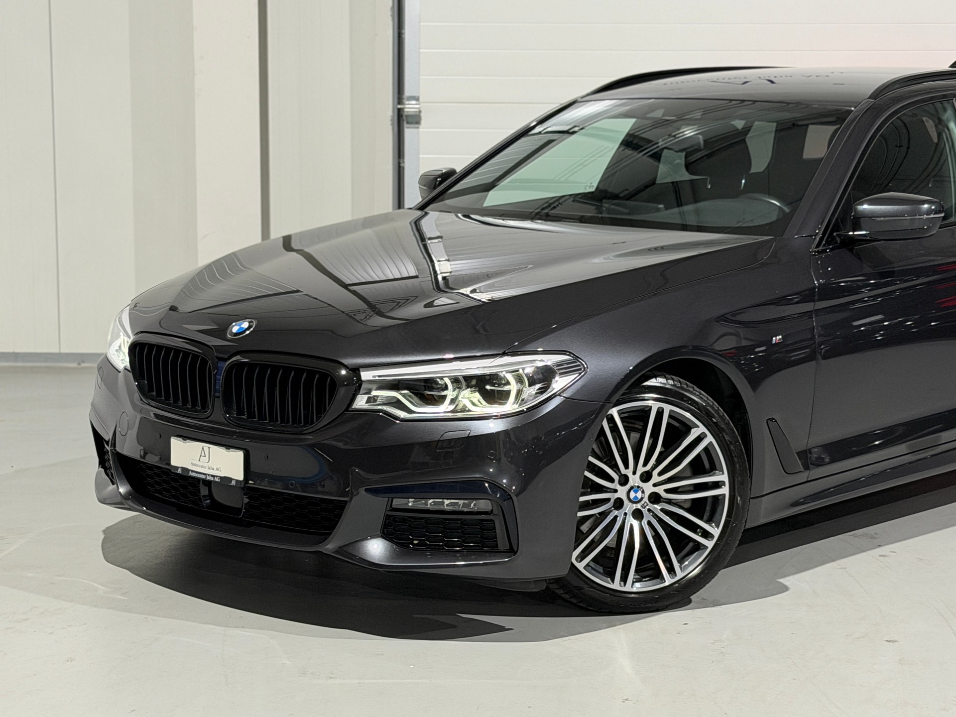 BMW 520d xDrive M Sport Touring Steptronic-image-1