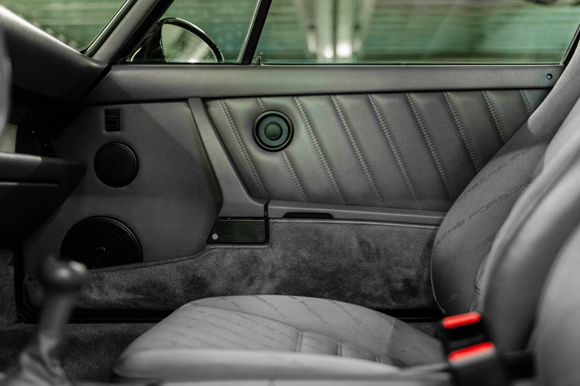 PORSCHE 911 Carrera 2 Coupé-image-14