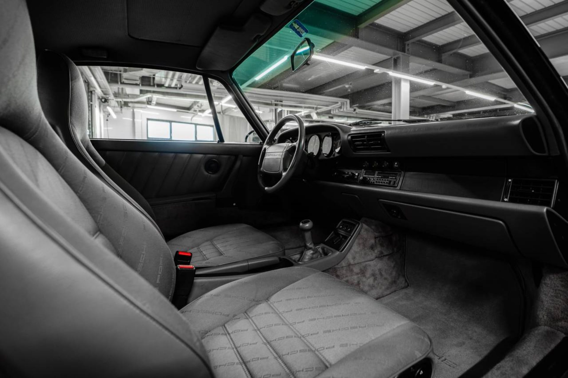 PORSCHE 911 Carrera 2 Coupé-image-18