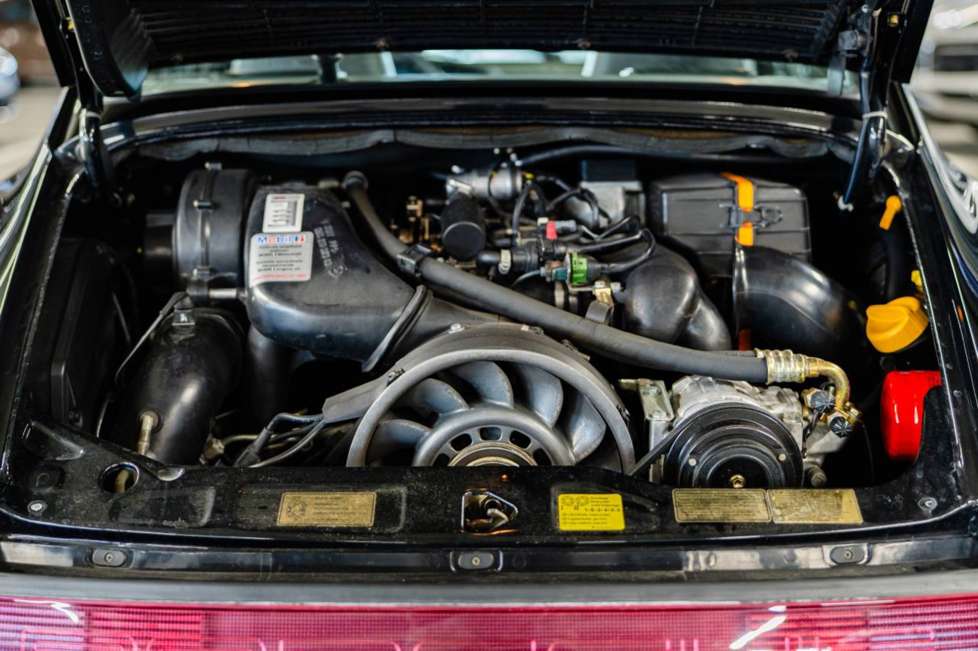 PORSCHE 911 Carrera 2 Coupé-image-11