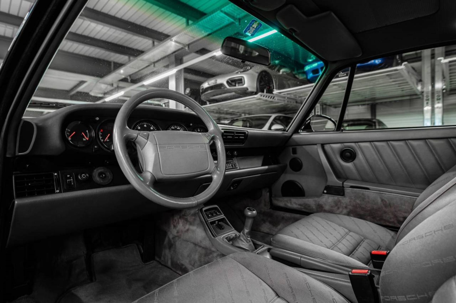 PORSCHE 911 Carrera 2 Coupé-image-17